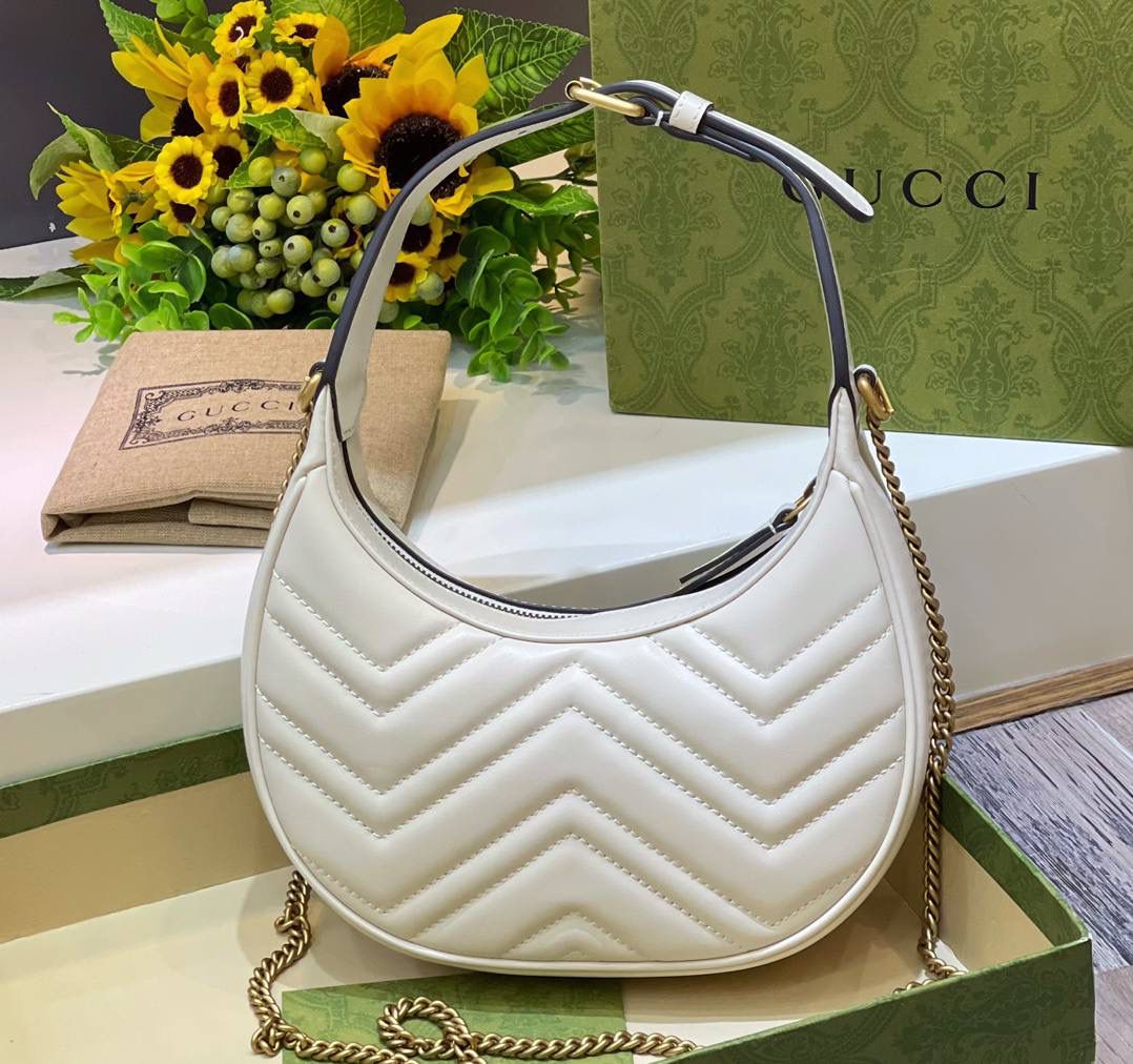 ✈️✈️✈️🔥𝐌𝐚𝐫𝐦𝐨𝐧𝐭系列半月包# ▫️型号：699514 ▫️尺寸：21.5*11*5cm 马尔蒙系列腋下包经典回归 四季热卖款，以月牙造型为特色，原厂牛皮立体绣花工艺饱满度很赞➕全铜五金❗️包包的轮廓很贴切身体的线条，可腋下手拎斜挎，性价比超高的一只.简直就是行走的种草机！788590