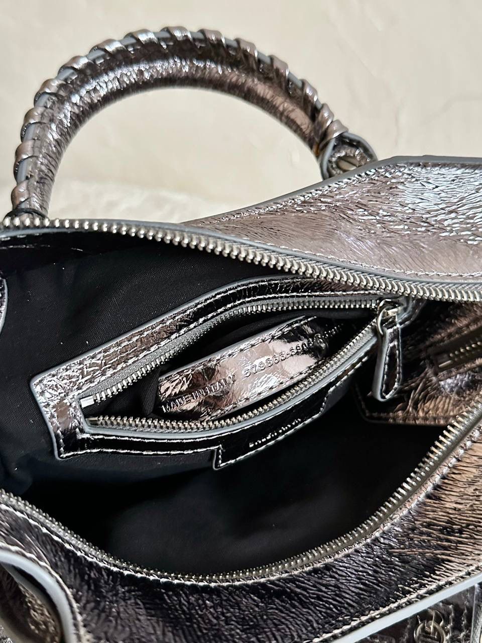 ba1enciaga Neo classic 机车包xs 古银扣🌪️ 首先声明，我爱一切机车元素 无论是le cagole还是这只neo 喜欢大容量的姐妹冲这只 油蜡皮的不规则摔纹配上大量的五金配件 还有流苏拉牌➕爱心镜子➕零钱包挂件 极繁的魅力由此而来～ 辣妹酷妹冲冲！ 26×17.8×11.4cm700940m