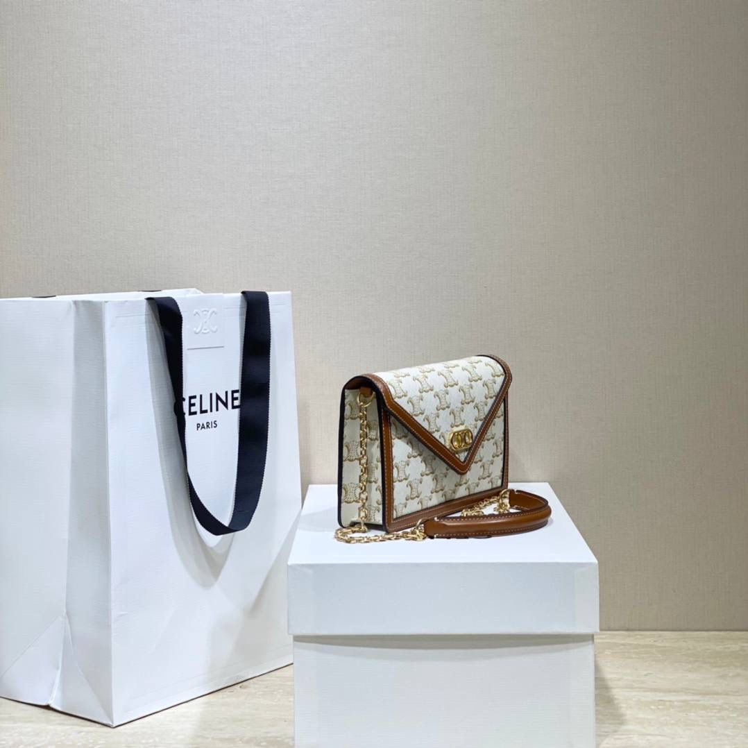 🔥大货实拍图 𝗖𝗘𝗟𝗜𝗡𝗘♥𝗠𝗔𝗜𝗟𝗟𝗢𝗡链条信封包 型号：10H422 尺寸：19.5*13*4cm 白色老花+棕边秋冬背都很好搭～重点是外层帆布，里层牛皮，很耐造！喜欢😍