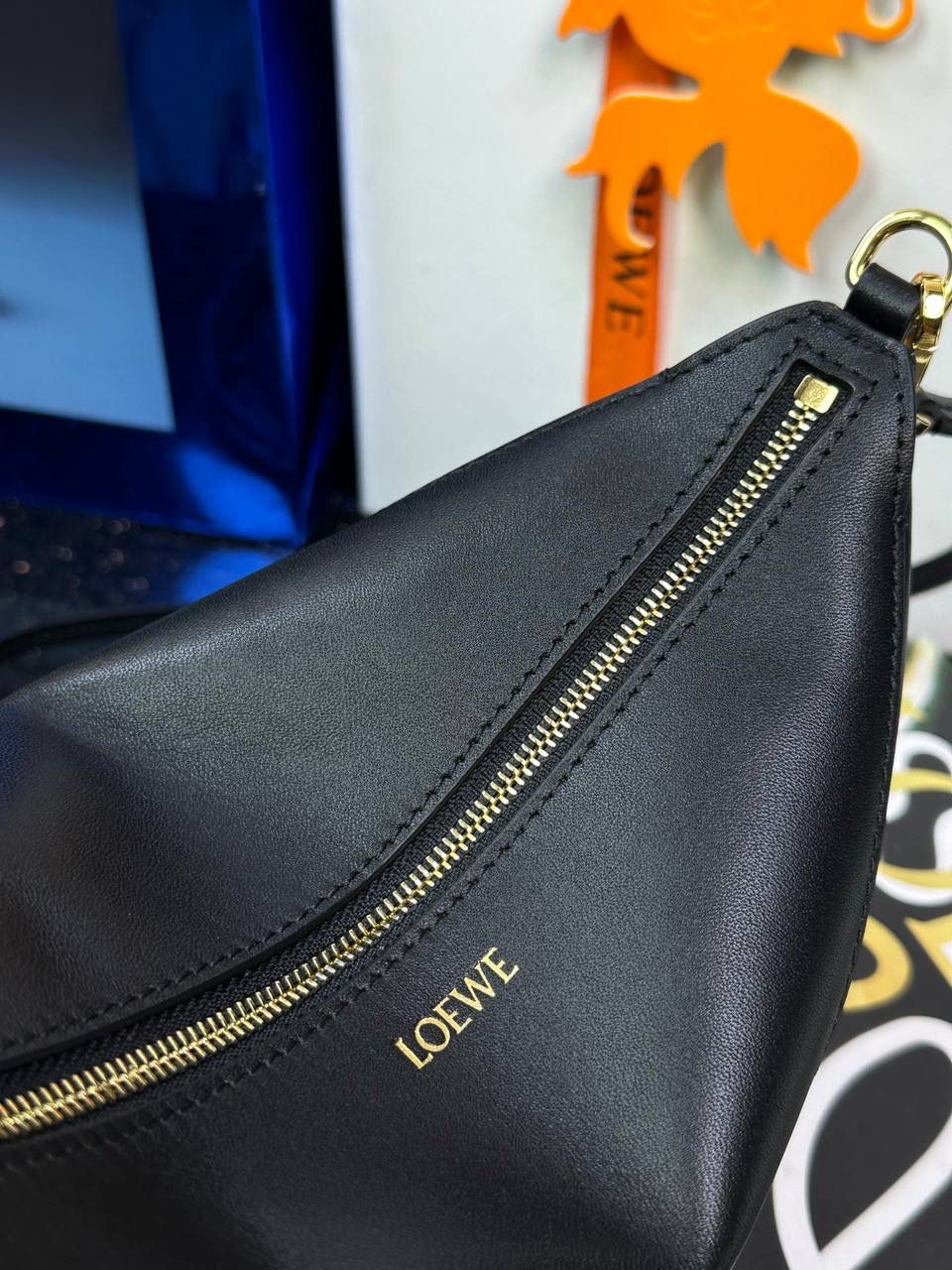 ♥️𝙋𝙪𝙯𝙯𝙡𝙚 𝙁𝙤𝙡𝙙 ——【经典黑】 尺寸：𝟐𝟑-𝟔.𝟓-𝟏𝟓.𝟓𝐜𝐦 编码：522404 🎈经典几何为造型，以及柔软细腻的Napa牛皮，升级为可完全折叠的手拿包。 🎈自带一根🉑拆卸🉑调节的肩带，一包多背，多样化风格，秀场大放异彩😃日常实用性强👌 🎈配全套专柜礼盒🎁，给你满满的仪式感👀