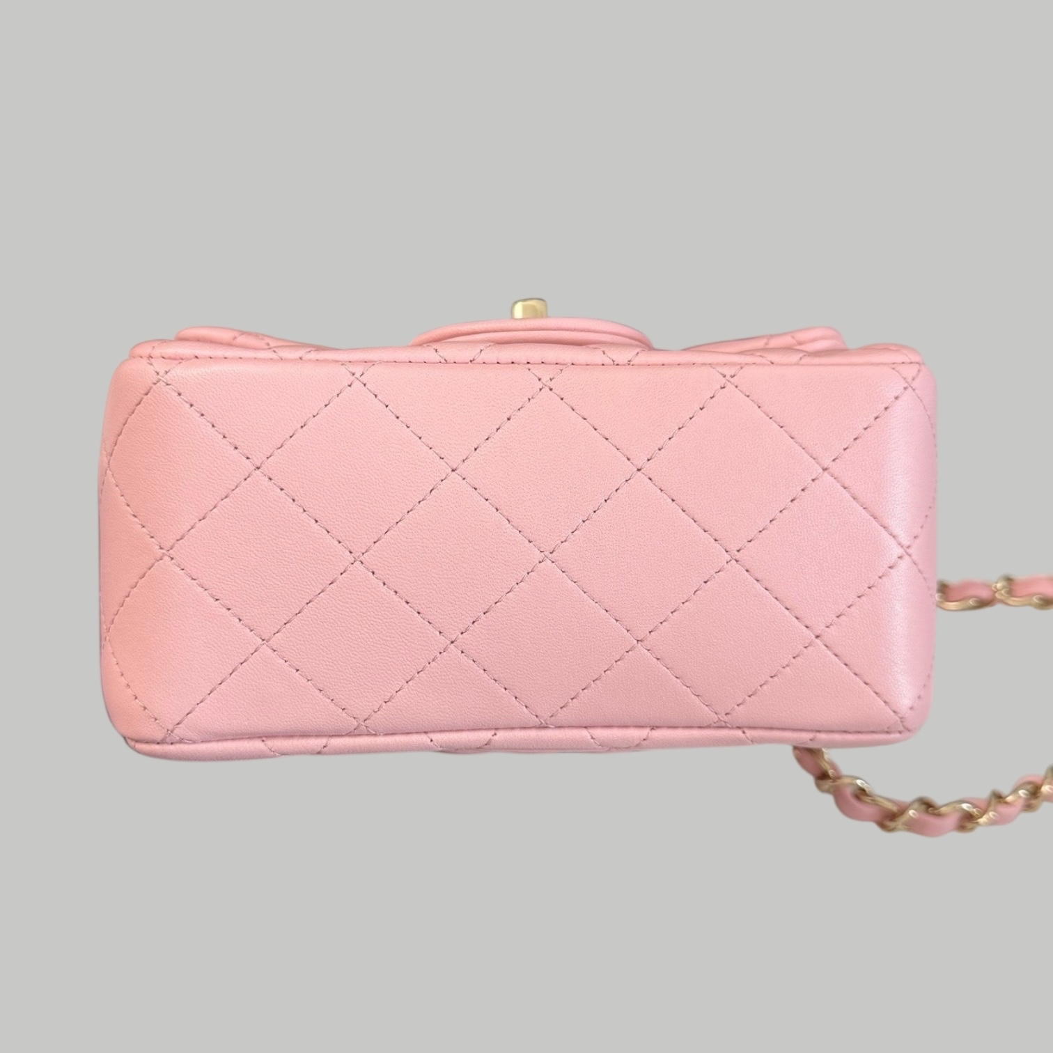 Chanel Lambskin  square 櫻花粉金扣
