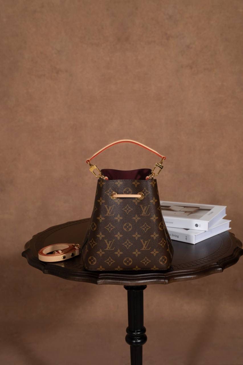 LV水桶包 BB🎀 这款 小水桶 NÉONOÉ BB 真的很吸睛，一看就会心动 😍✨ 📏 尺寸 20 × 20 × 13cm 小巧可爱 🥰，但容量 surprisingly OK～ 手机、钱包、钥匙、口红通通放得下， 出门完全没压力 💄📱