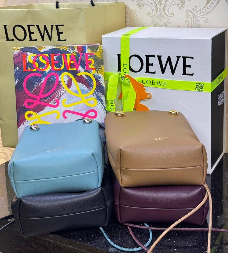 全新𝗣𝗲𝗯𝗯𝗹𝗲手机包4️⃣色到货💕 【市场最顶级品质•全钢五金♥️】 尺寸：𝟮𝟭.𝟱-𝟭𝟳-𝟳𝗰𝗺 编码：652406 【独家背景➕独家品质➕独家包装•给你最好的品质】