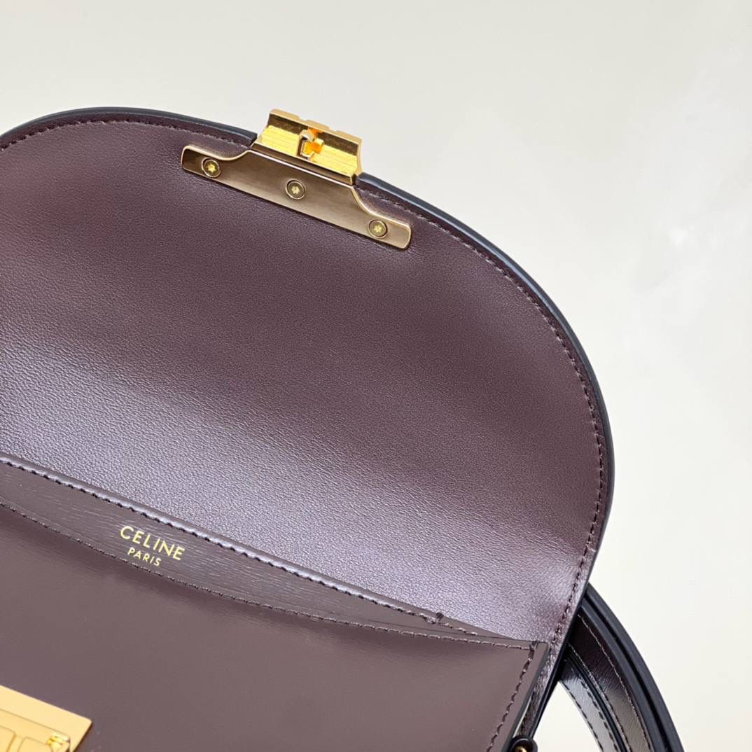 🔥大货实拍图 𝗖𝗘𝗟𝗜𝗡𝗘 ♥ 𝗧𝗘𝗘𝗡 𝗕𝗘𝗦𝗔𝗖𝗘肩带马鞍 型号：110413 尺寸：18.5*16*6cm 这只包除了皮质采用了CELINE 最具标志性的亮泽小牛皮之外，还采用了3种制包工艺(毛边/背缝/滚边背缝)市面上几乎没有品牌会这样大费周章去制作一只手袋。并且一般的品牌手袋的内衬都是麂皮的材质，而这款手袋采用了纳帕小羊皮，表里如一地奢华与精致！✨