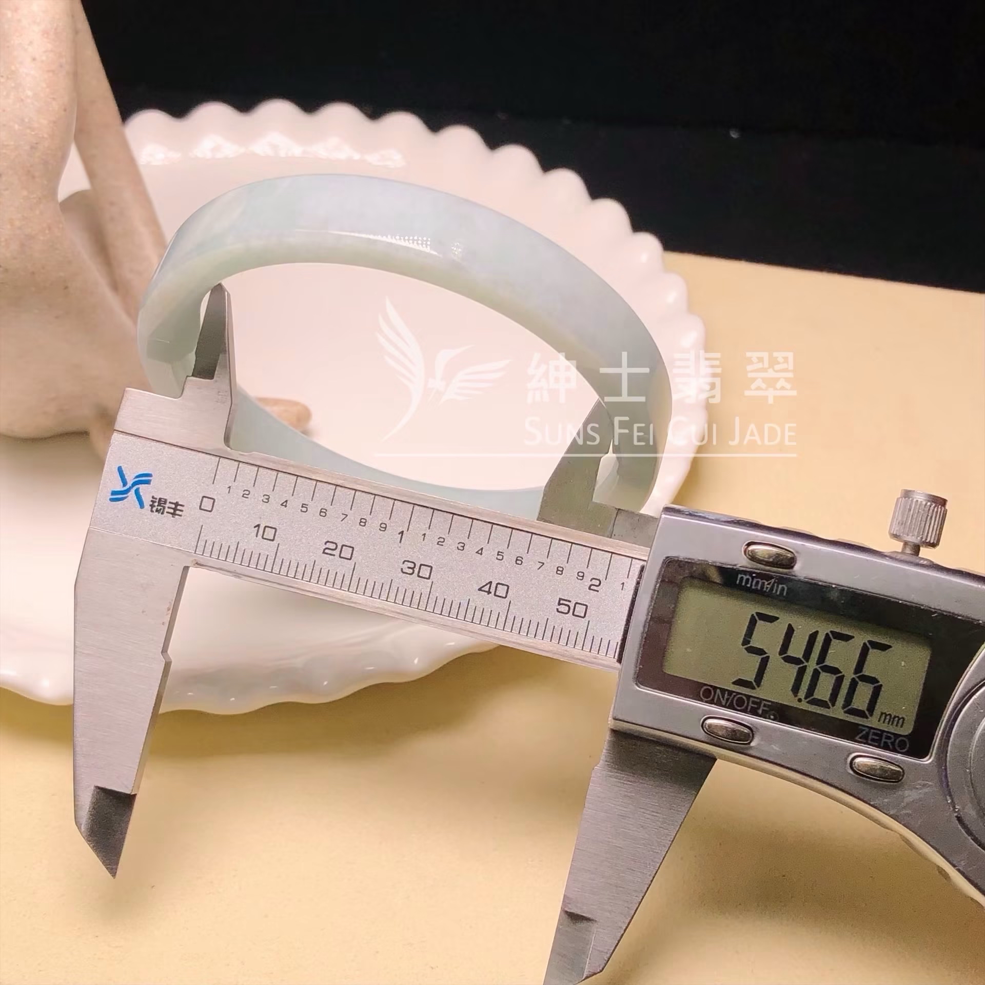C06247 擺三橋蘋果綠方鐲54.6mm