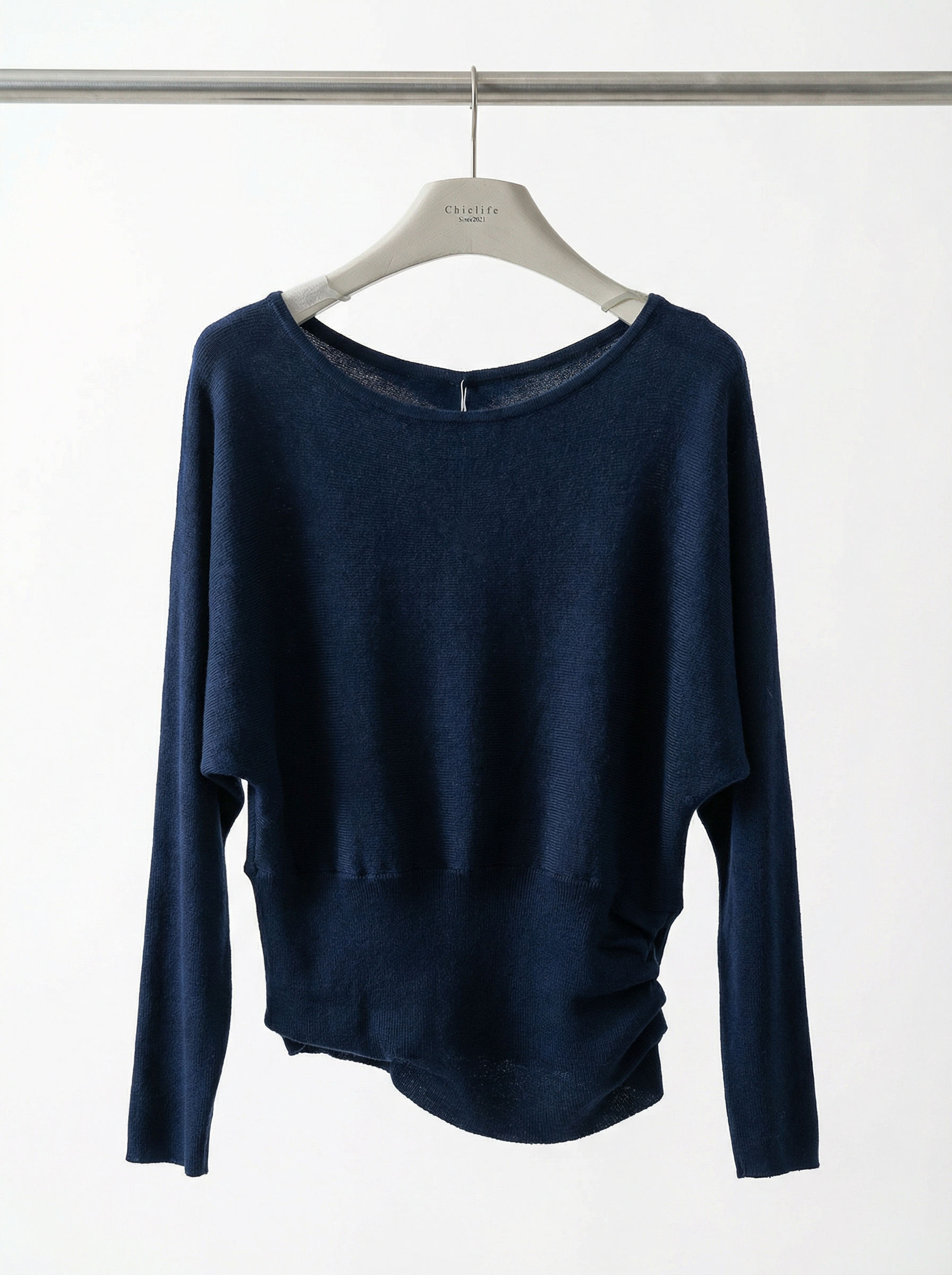 深藍撞色斜肩短版針織毛衣