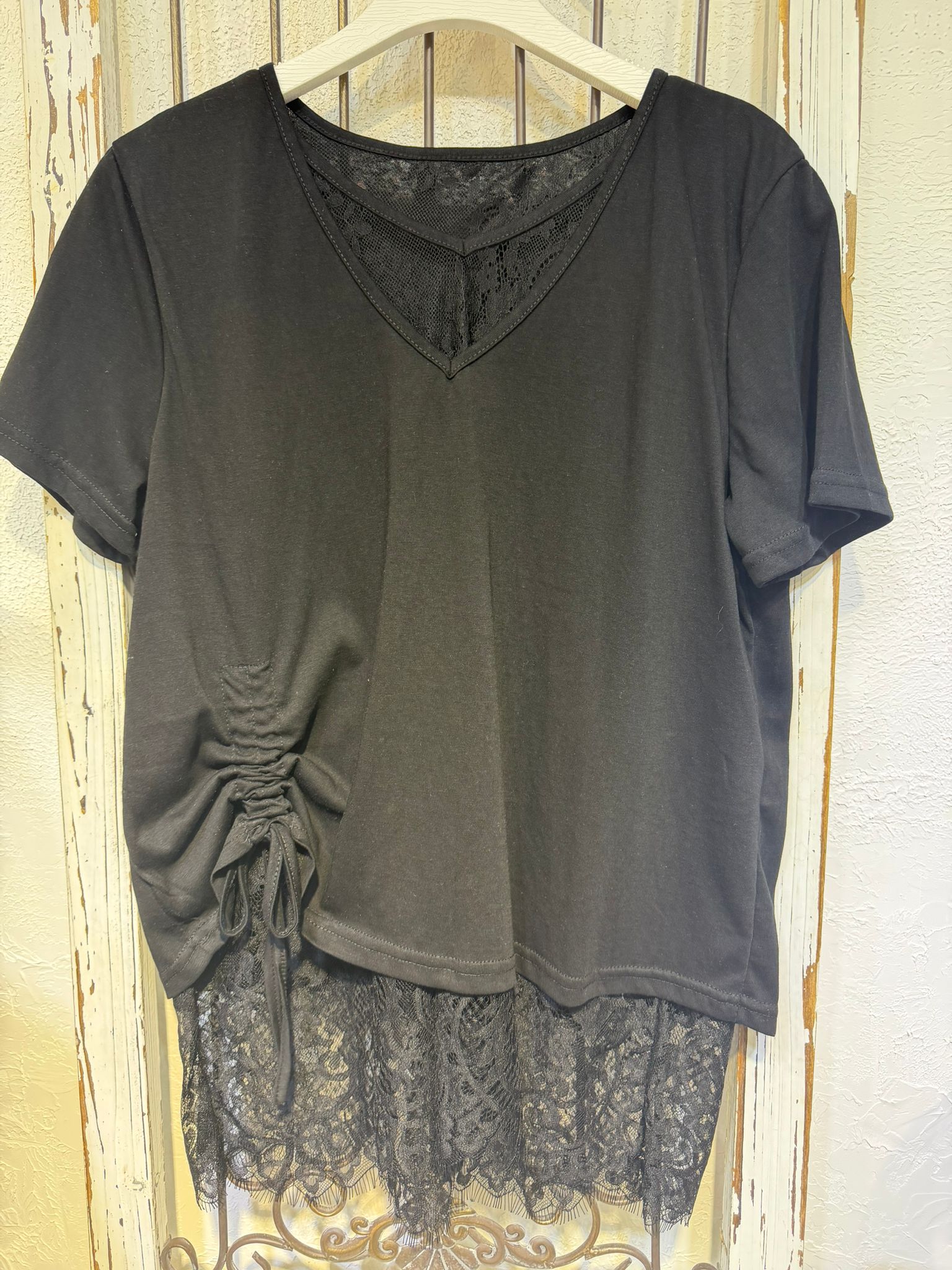 黑色蕾絲拼接短袖上衣