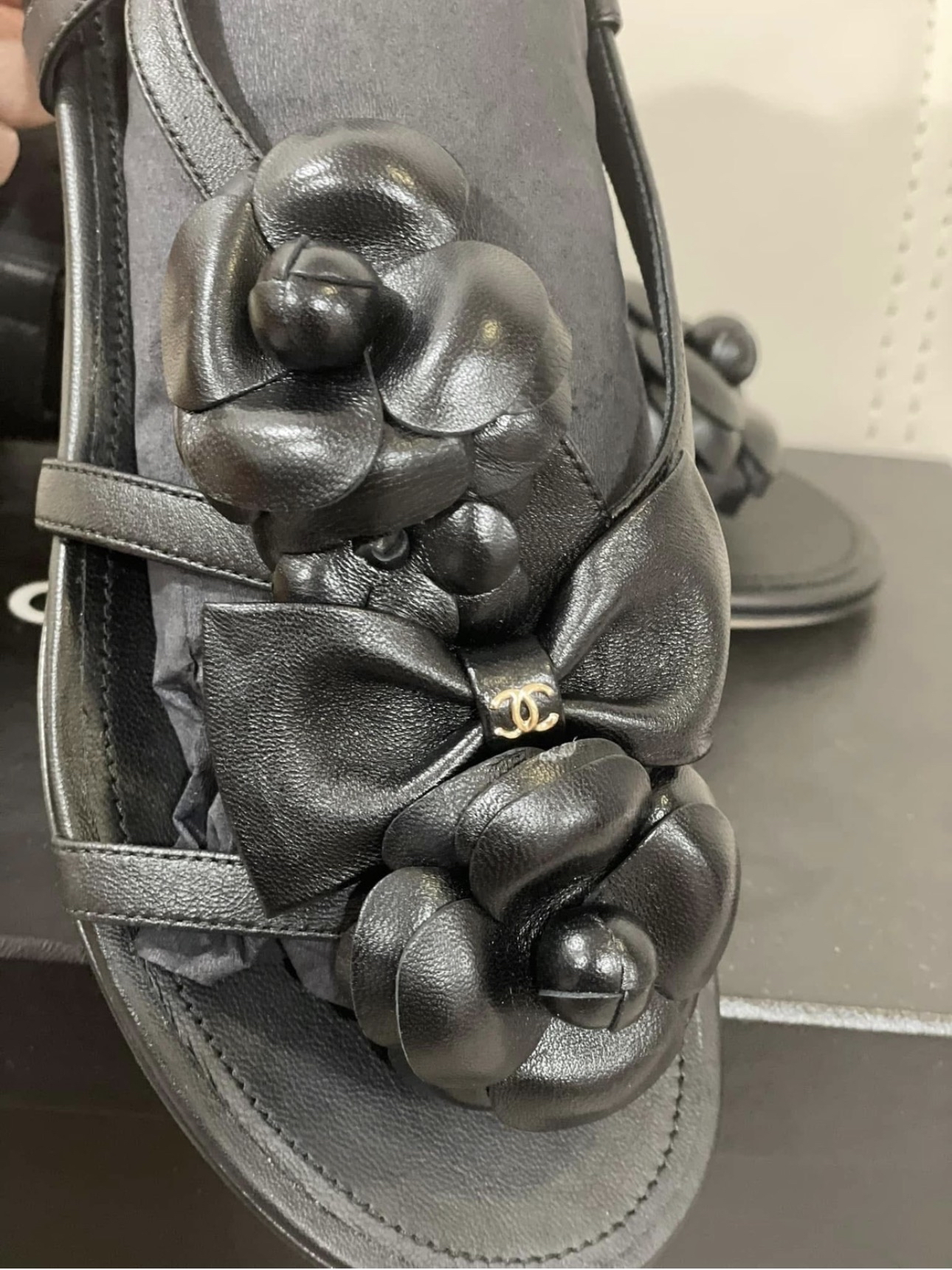 Chanel 香奈兒黑色皮革蝴蝶結山茶花平底涼鞋