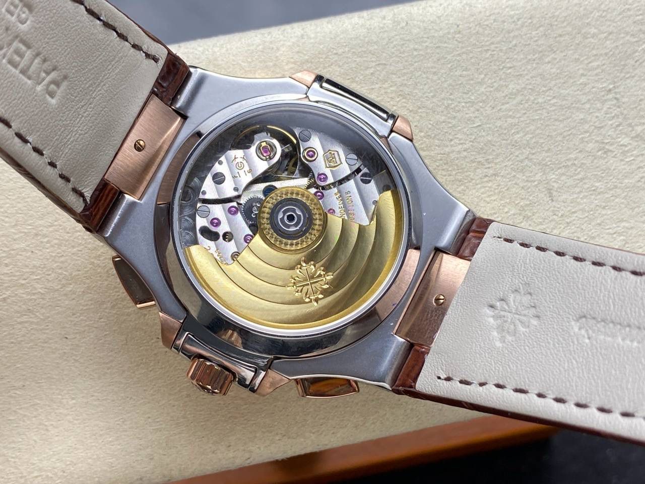 V2版真功能🌐真小秒！3K工厂 百达翡丽鹦鹉螺5980/1A-014多功能计时腕表V2版本，真小秒、真功能！【表壳】腕表尺寸40.5毫米，同正品一致的枕型表壳采用正面拉丝，侧面抛光的两种工艺组合，层次感分明，质感十足。尽显精湛工艺。【表带】采用原装表带一比一量身打造，每节表带的中央抛光部位，都能呈现钻石的形状，尽显高级质感。【机芯】3K厂采用定制版PP.CH28-520机芯，完美还原正品，时分秒，日期，和计时大秒功能。3K匠心之作，欢迎各位表友品鉴🌐