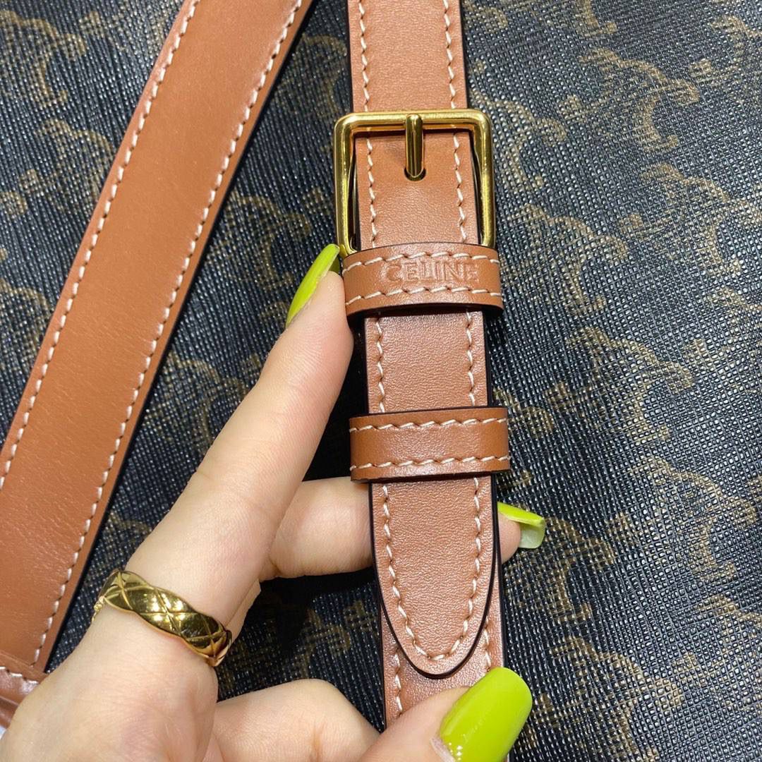 🔥大货实拍图 𝗖𝗘𝗟𝗜𝗡𝗘 ♥ 𝗧𝗥𝗜𝗢𝗠𝗣𝗛𝗘 𝗖𝗔𝗡𝗩𝗔𝗦中号水桶 多少年都不会倦怠的经典与复古设计，可以说是品牌标志性收藏款了。型号：191132 尺寸：33*27*17cm