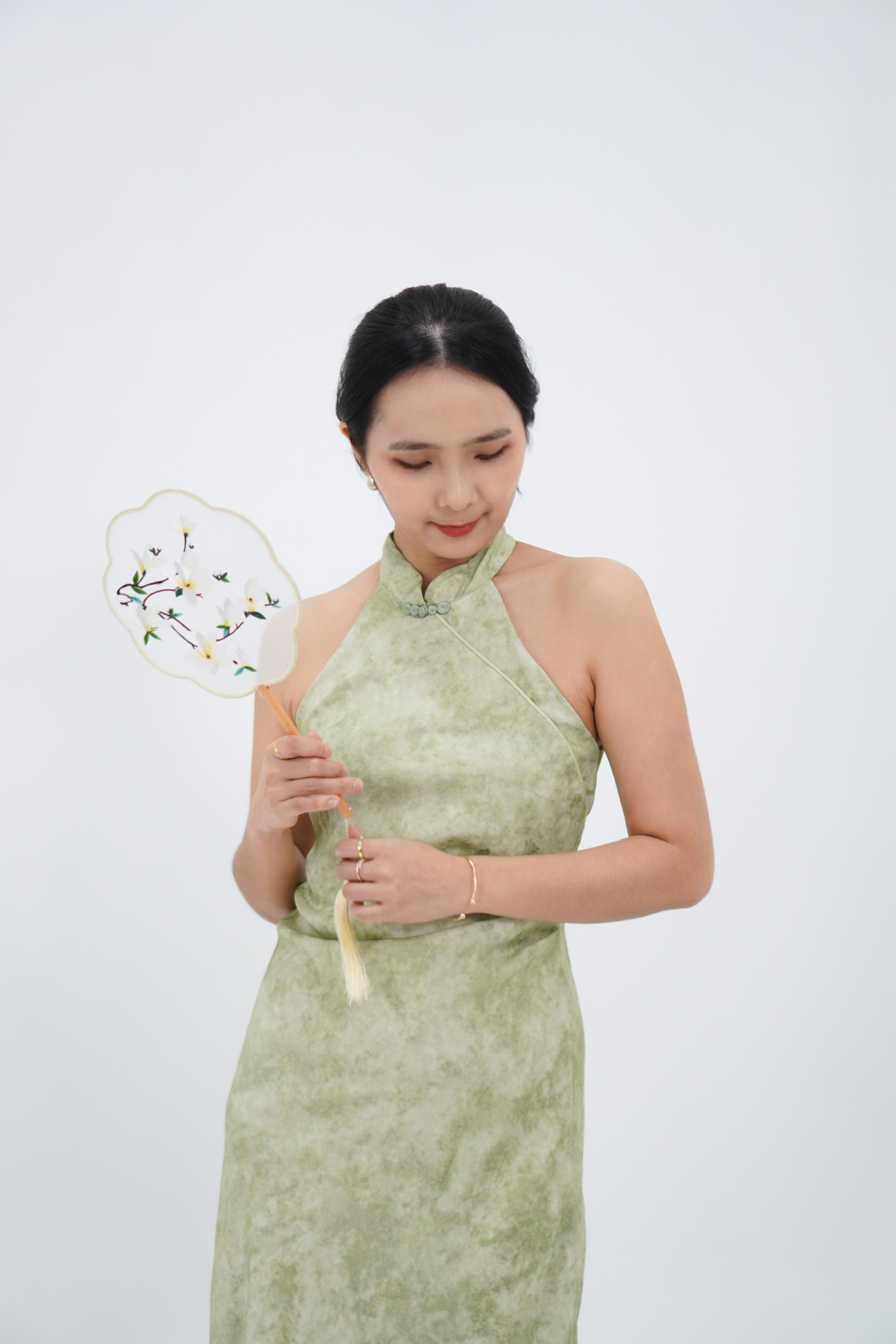 绿色新中式挂脖收腰长裙