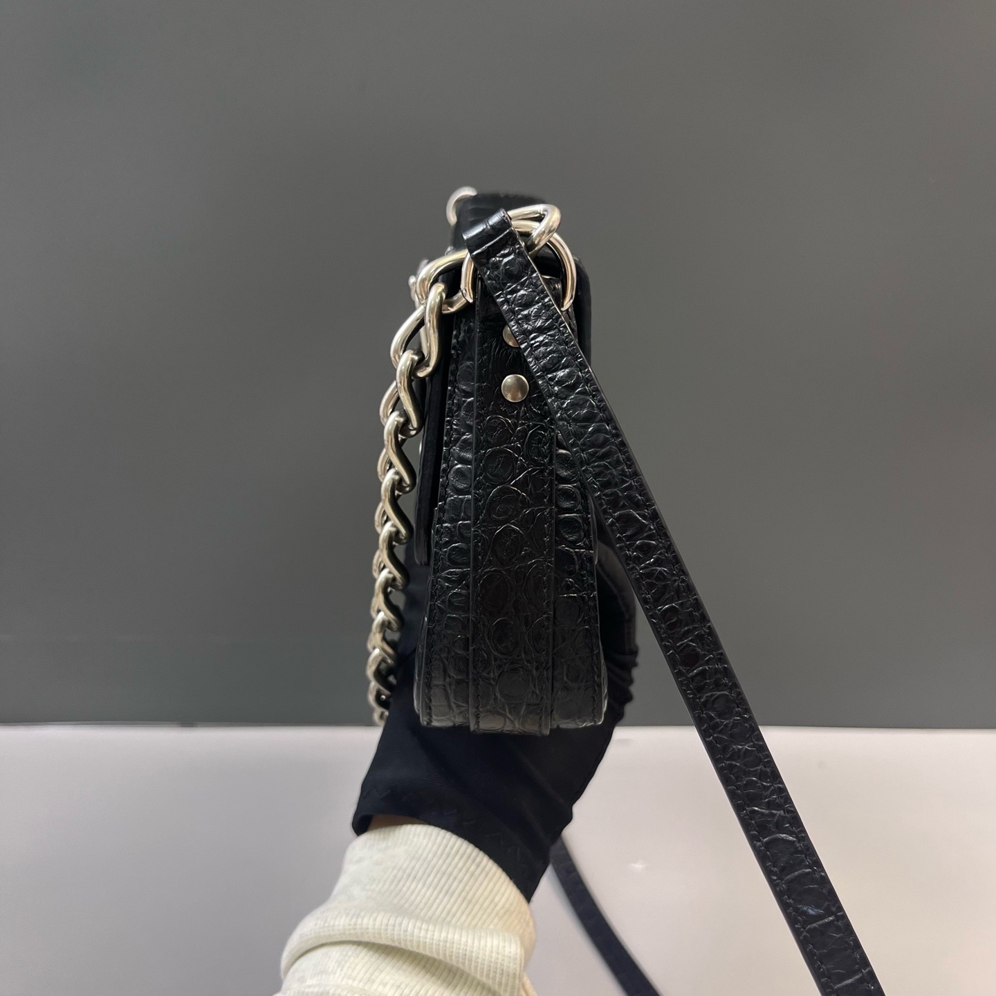 【預訂貨品】巴黎世家黑銀鰐魚壓紋腋下包