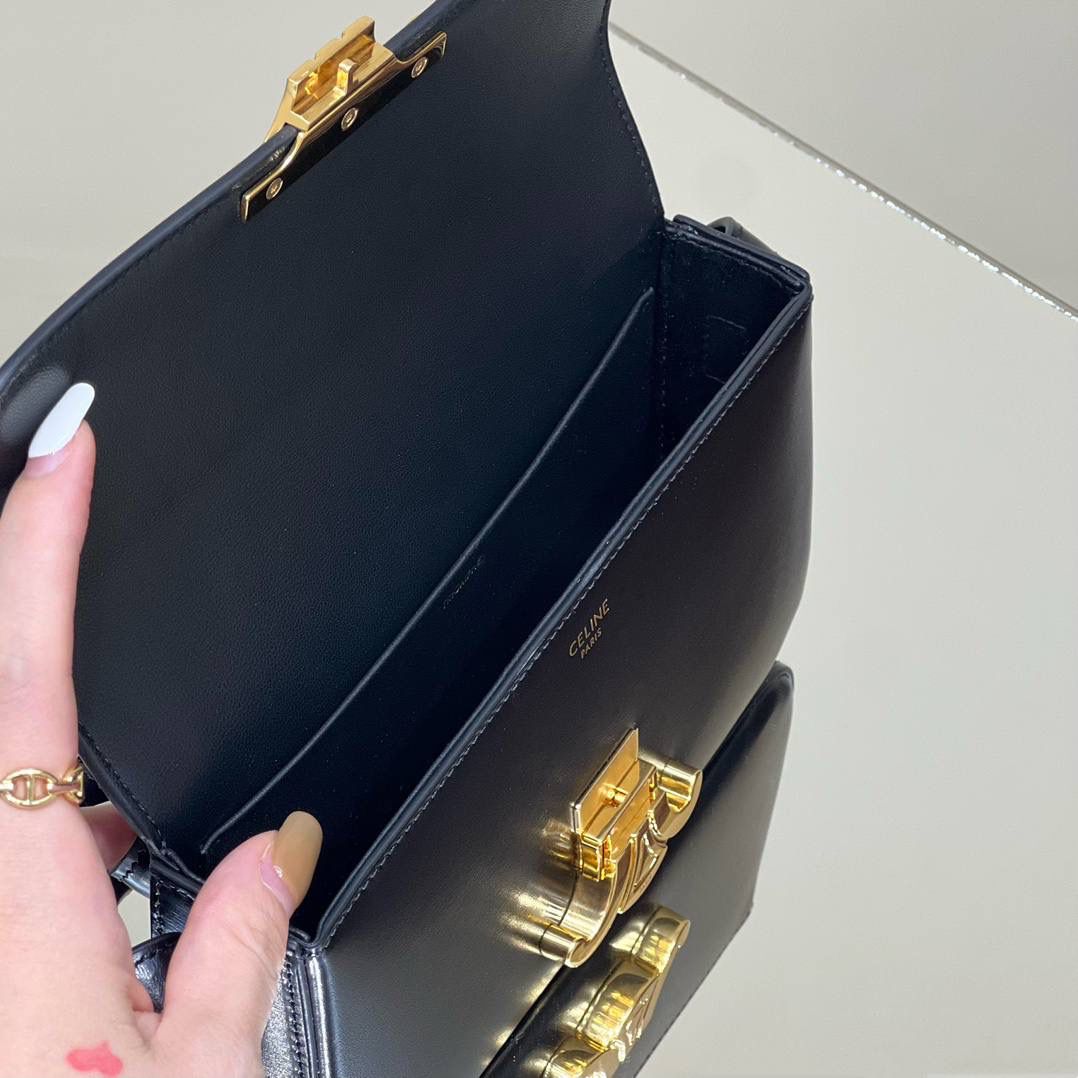 🔥大货实拍图 𝗖𝗘𝗟𝗜𝗡𝗘 ♥ 𝗧𝗥𝗜𝗢𝗠𝗣𝗛𝗘 𝗦𝗛𝗢𝗨𝗟𝗗𝗘𝗥 𝗕𝗔𝗚 型号：194143 尺寸：20*10*4cm