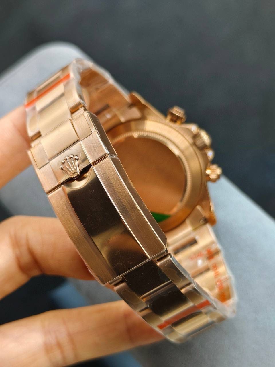 劳家 ROLEX 迪通拿系列 🎮OM6 飞越彩虹之巅---劳力士彩虹迪通拿 铂金眼 铂金小眼Cal.7750机械计时， “二代彩虹迪通拿”表壳、表带采用316L精钢材质打磨，每个壳套全程CNC处理所有细节，再经过人工流程润饰，打磨和检测做工精细，圈口角度与宝石大小数量颜色跟专柜彩虹渐变效果一致，玻璃使用蓝宝石透彻效果镜面，机芯采用7750全自动计时机械机芯，🎮 表带分别全人工镶钻精钢实心表带OR进口氟橡胶表带，配备防止意外打开的蚝式保险扣，佩戴舒适，操作也十分简便！ 这款腕表最大的特点莫过于表圈的七彩宝石和字面的十二个彩钻刻度，彩色渐变效果一一对应，这些宝石闪耀着红橙黄绿青蓝紫等斑斓的色彩，恰似添上曼妙多姿的变化色彩，劳力士精心挑选了玲珑精巧的宝石，并组合镶嵌在了一起，为腕表赋予了奇异的光彩。🎮