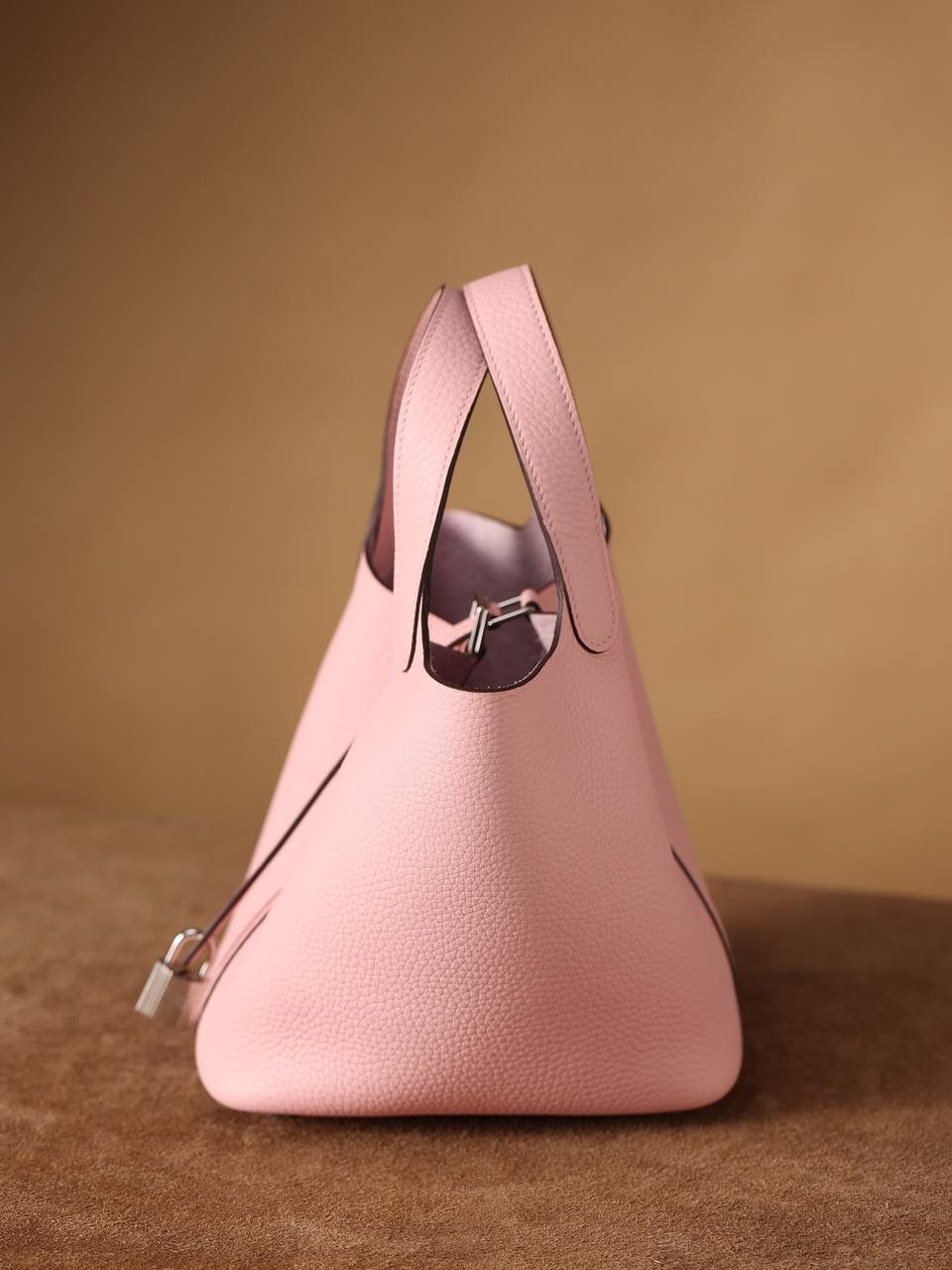 H菜篮子👜✨ 3Q樱花粉18cm银扣 独家渠道货！独家背景！高清实拍图！ 每个细节可放大看，全网天花板级别的菜篮子，独一无二的过验产品，每个细节都是对版的！ 纯手工制作、细工慢活、工匠精神雕刻的艺术精品！零售后，包满意！奢侈品中的精品之作！ 尺寸：18 X 19 X 13.5cm