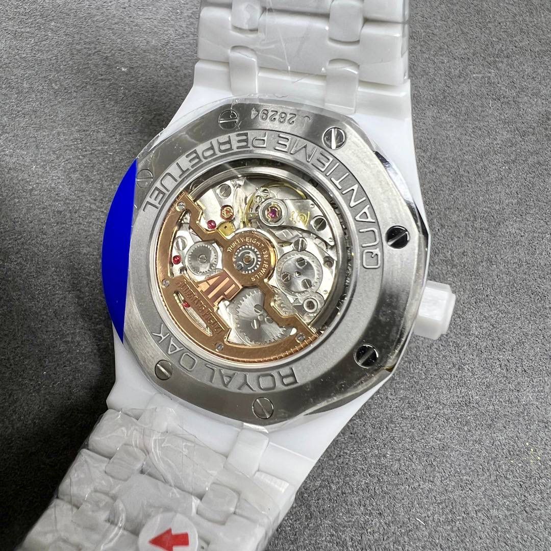 新品AP26579白陶瓷，皇家橡树系列在“Grande Tapisserie”大格纹装饰表盘上，日期、星期、月份、月相，和四个眼睛的位置与原装同步，（区别普通版本四个眼镜紧缩在一起）并以真实的月球图像显示天文精确月相，形成鲜明对比，直径41mm，复刻一体机5134自动上链机芯，厚度10.5mm（区别市面普通版本14mm ）所有功能真实可用，更薄 更像 ！🔥🔥💯