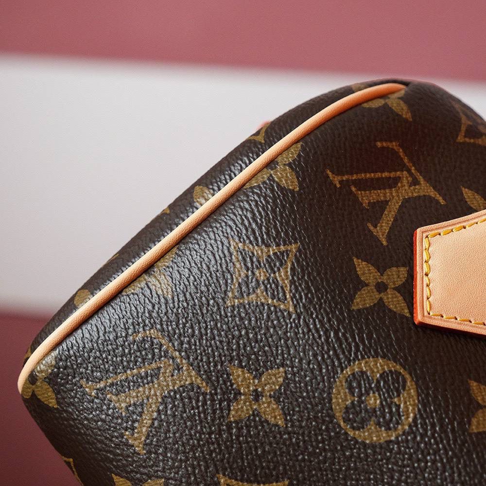 特级𝐒𝐏𝐄𝐄𝐃𝐘 𝟐𝟎系列 👜✨ 尺寸：20*13*12𝐜𝐦 作为𝐒𝐩𝐞𝐞𝐝𝐲系列 已经是小驴家族的经典王牌系列 一直都是𝐒𝐩𝐞𝐞𝐝𝐲家族的爱好者， 全新的𝙎𝙥𝙚𝙚𝙙𝙮新品系列，有一种炸眼球的赶脚， 🉑️拆卸🉑️调节的宽肩带设计，更是给人新颖别致的面貌！作为𝙎𝙥𝙚𝙚𝙙𝙮家族的新品，这个尺寸更加完美！又是一款爆款的断货王，颜值再次爆棚， 相对比𝙉𝙖𝙣𝙤的尺寸 它更加适合日常的使用，必须妥妥的收为囊中之物 巨好看！！🌼