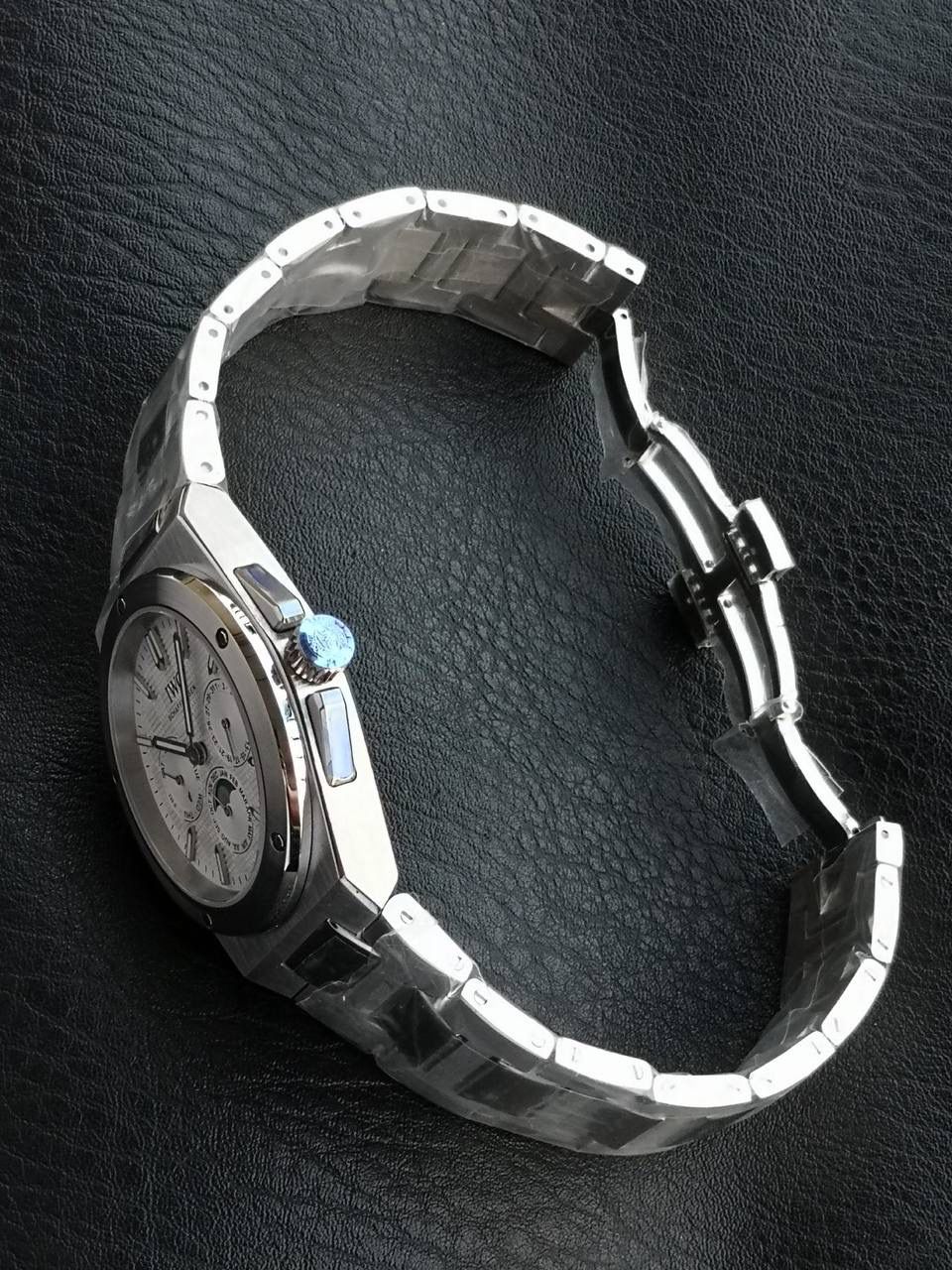万国工程师系列万年历腕表，复刻界最复杂的腕表，所有功能同步原装，所有功能调节通过把头控制. 1⃣️【功能介绍】3点钟位置显示日历，9点钟位置显示星期，6点钟月份月相指针显示。 2⃣️【做工精细】外壳采用原版同样的三件套结构，中间拉丝，上下壳为抛光，镜面采用高成本的锅盖形蓝宝石，使其质感提升。 3⃣️【机芯性能】尺寸41.6mm,机芯采用天津机芯改82600，高效稳定，动力时间长达72小时以上，进行加装复杂的万年历模块，而且同步所有功能实现同步原装通过把头调节。 4⃣️【⚠️注意事项】由于万年历模块十分复杂在出货前都会调准时间，客户收到直接上链上手佩戴即可，⚠️请不要轻易乱调，由于机芯加装升级功能，调节需慢慢按调。