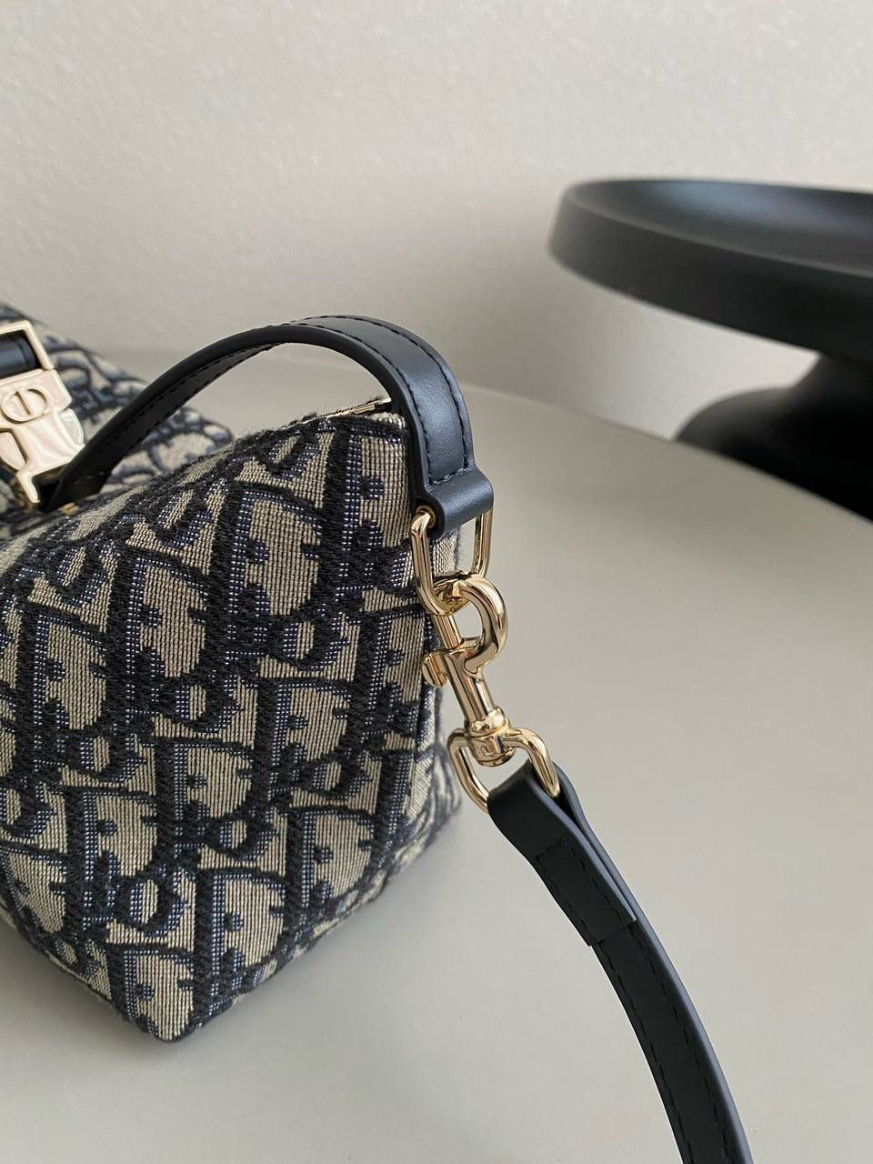 🈶老花蓝中号（配肩带） 𝗗𝗜𝗢𝗥 𝗡𝗼𝗺𝗮𝗱手提包/饭盒包🍱 又一重磅推荐了！近几年的饭盒包大火！ 各个品牌都有推出过，简直谁用谁可爱啊 复古老花帆布材质，随意揉捏不变形 日常通勤，出差当化妆包也是非常可以 我更爱它的金属插扣太高级，绝杀细节控 22×13×9.5cm #6801m