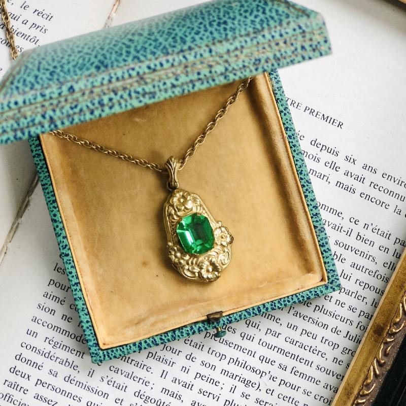 Chipped - Early to Mid-Century Czechoslovakia Faceted Green Peridot Glass Foliage Frame Pendant (MZ108)