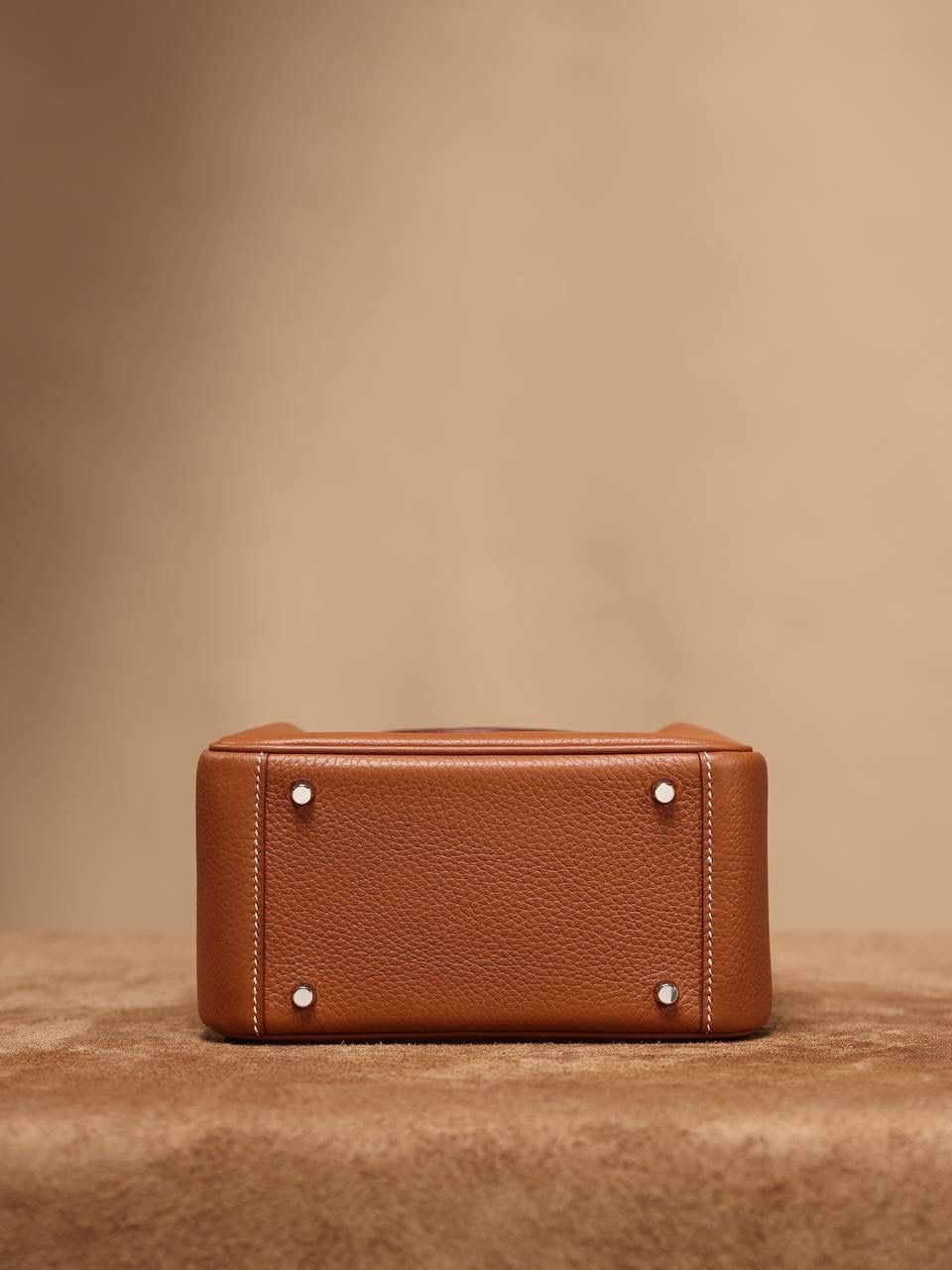 Hermes 爱马仕 Lindy Mini 19cm 金棕色银扣👜✨ Lindy 独家渠道货 独家欧洲原厂皮原厂五金组装的ZP尾单货 尺寸：19*12.5*9cm Lindy是采用原厂的正品TC皮，什么是TC皮？ 爱马仕专用的clemence,简称tc皮，是Hermes最受欢迎的皮革之一，颜色会比Togo少一些，但是纹路比Togo细腻，含油更高，更软，因此稍稍有些下垂感的特点。