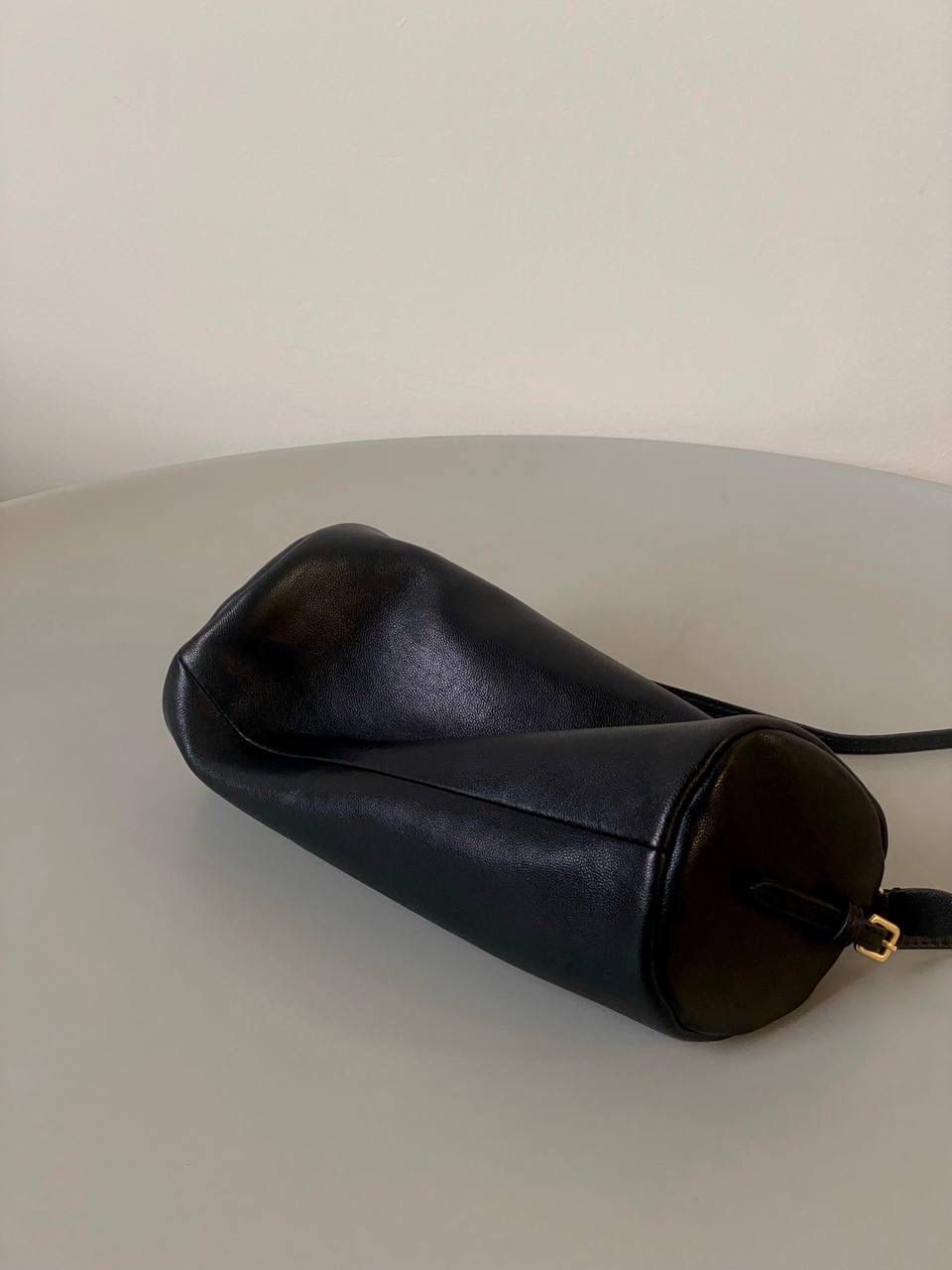 🈶黑色 𝗠𝗶𝘂𝗠𝗶𝘂迷你小圆筒 小小一只，太可爱了啦！ 头层Nappa(纳帕)羊皮用料 柔软细腻有光泽，透出高级的质感 整个包都好软糯手感超治愈的！！ 自重非常非常轻！日常还能装不少 肩带长度可以调，冬天大衣能轻松驾驭 小包闭眼冲就是了，四季可用 21.5×9×9cm #F0055m