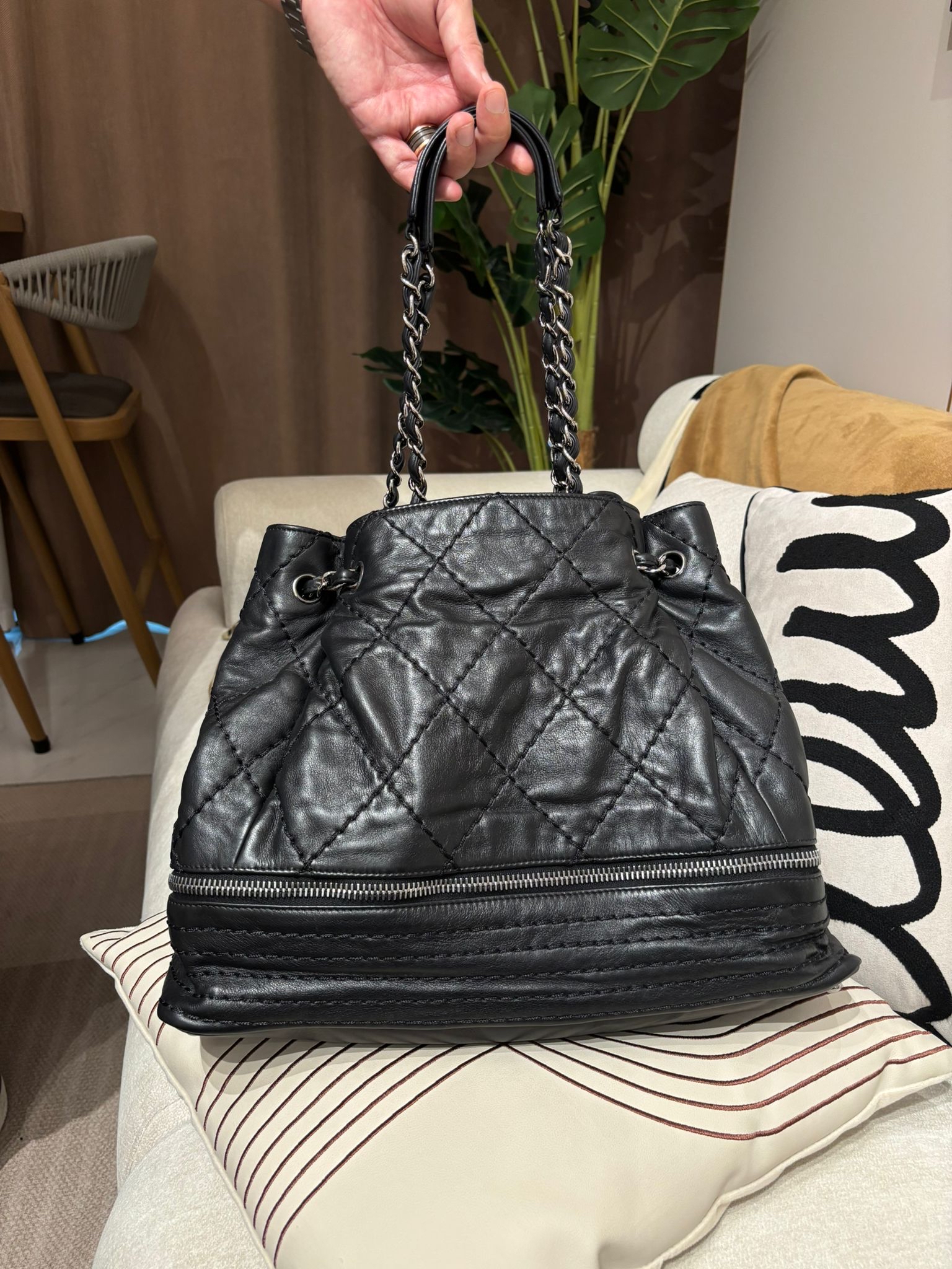 Chanel Shoulder Bag 黑色牛皮銀扣100%Authentic, 98%New ✅11Card ✅Dust bag