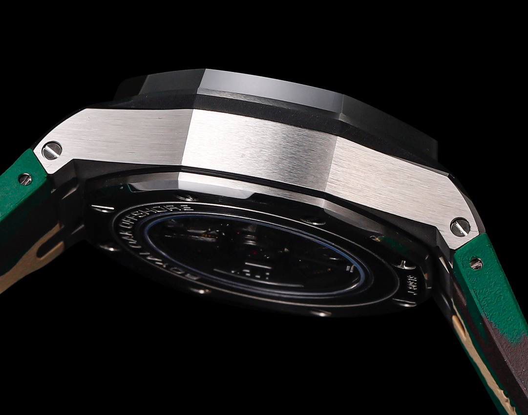 🚀皇家橡树离岸型26400/26238/26470系列正式登场！款式最全，做工最好的爱彼计时款腕表来了，有做工好的顶级货😍💯廉价的小厂货就别去考虑了！ 1，机芯采用12位小秒的定制版3126计时机芯，完美还原原版所有功能。经过精密打磨，大大加强了其稳定性。 2，其中碳纤维系列表壳采用全新碳纤维复合材料——「Carbon TPT® B.4」打造，这种高科技材料比常规 Carbon TPT® 密度提高4%，纤维硬度提升15%，树脂强度提升30%，材料结构经过各项异性优化，保持轻盈同时无比坚韧，提供迄今最强的抗冲击性能。 3，字面颜色均采用目前最先进电镀技术，非几年前的简单喷漆技术。每一个巧克力格纹装饰，通过CNC级别打磨，无限接近原版。 4，同步原版搭载微微活动头粒，胶带采用进口氟橡胶材质，皮带采用美洲鳄鱼皮材质，更加耐磨耐造。