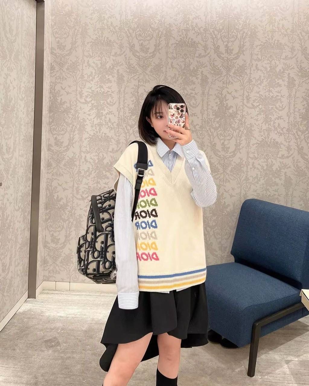 RIDER 双肩背包💕 米色和黑色超大 Oblique 印花 独家渠道货 新款上新 主打性价比 尺寸:30x42x15 厘米(长x高x宽) 可收纳 1 部 15 英寸笔记本电脑、文件和1部平板电脑 重量:约800克