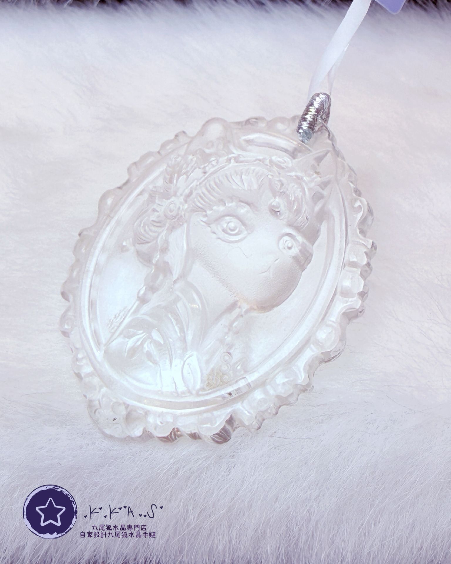 K00189 白水晶 半立體雕刻狐女孩 - 吊墜/手牌兩用款