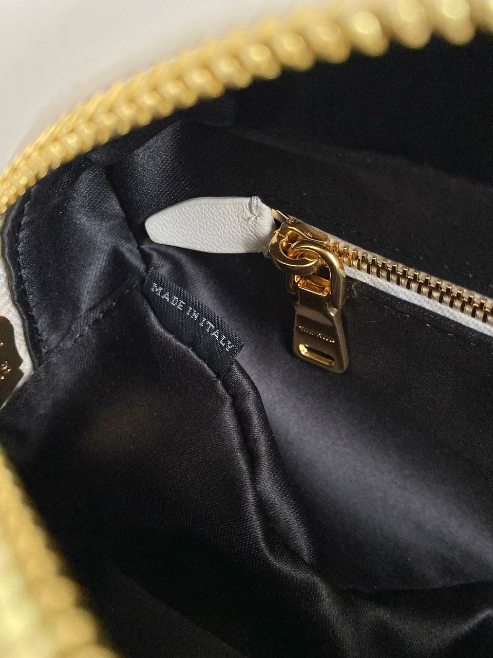 🈶白色小号 𝗠𝗶𝘂𝗠𝗶𝘂褶皱保龄球 火爆全网都不用多说，人手一只的程度 我们用的是进口小羊皮！非国产皮料 肉眼可见的细腻，软软糯糯触感非常好！他家经典独特的褶皱工艺，是要有一定厚度 底料太薄了都做不出它的饱满和弹性 更不是市场通货干瘪瘪的褶皱，实在太假 我们新合作的老师傅在这细节上扣的很认真 一缕一折都有zp的神韵，且做到对版！！ 追求高品质的来🔥⚡️ 小号：22×10.5×7.5cm，#F0011m 大号：27x12x9cm