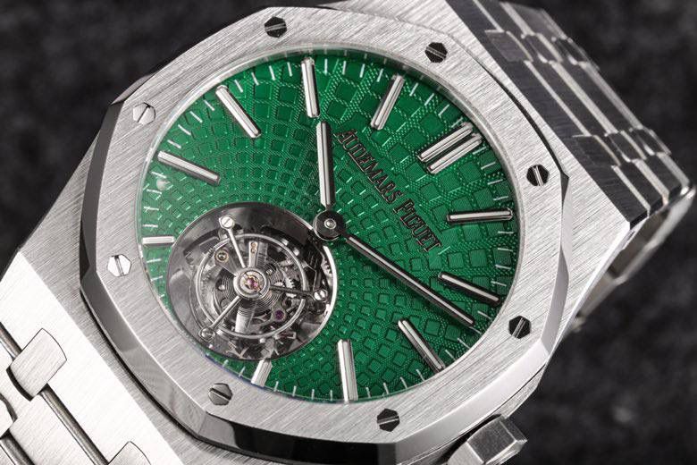 最新推出 2022 年爱彼皇家橡树自动上链陀飞轮腕表🚀🚀 腕表搭载爱彼新一代自产 Cal.2950 机芯，将浮动式陀飞轮与中央自动摆陀结合，兼顾复杂工艺与日常佩戴实用性。 41mm 表壳、12.5mm 厚度，尺寸刚刚好。经典 “Tapisserie” 格纹面盘改为以 6 点位陀飞轮为中心向外放射的新设计，视觉更有冲击力。 过去运动表偏实用，但现在高端玩家更在意“好看又够复杂”。这款皇家橡树自动陀飞轮，不只有陀飞轮的看点，还有自动上链的方便性，在运动表里算是少见的高阶配置，一亮相就成功吸引不少收藏家目光。