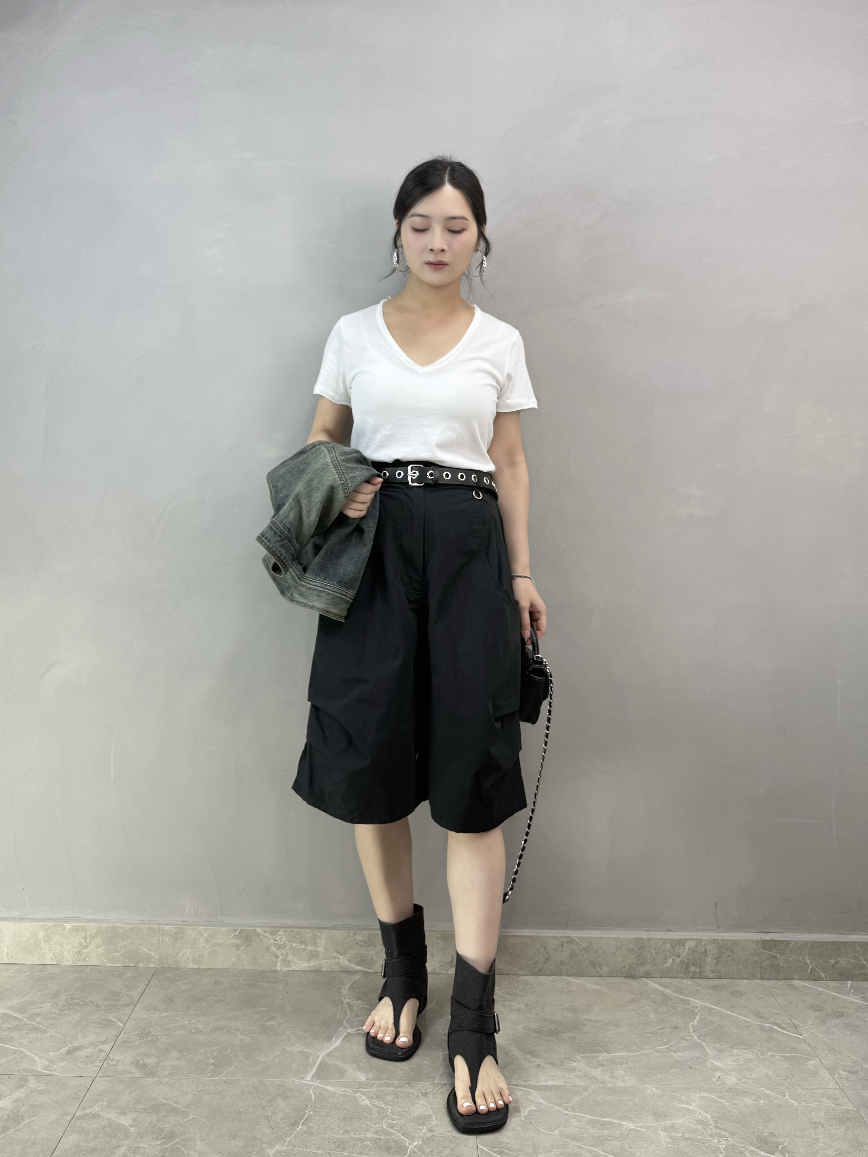 A09 剪邊V領Tee
