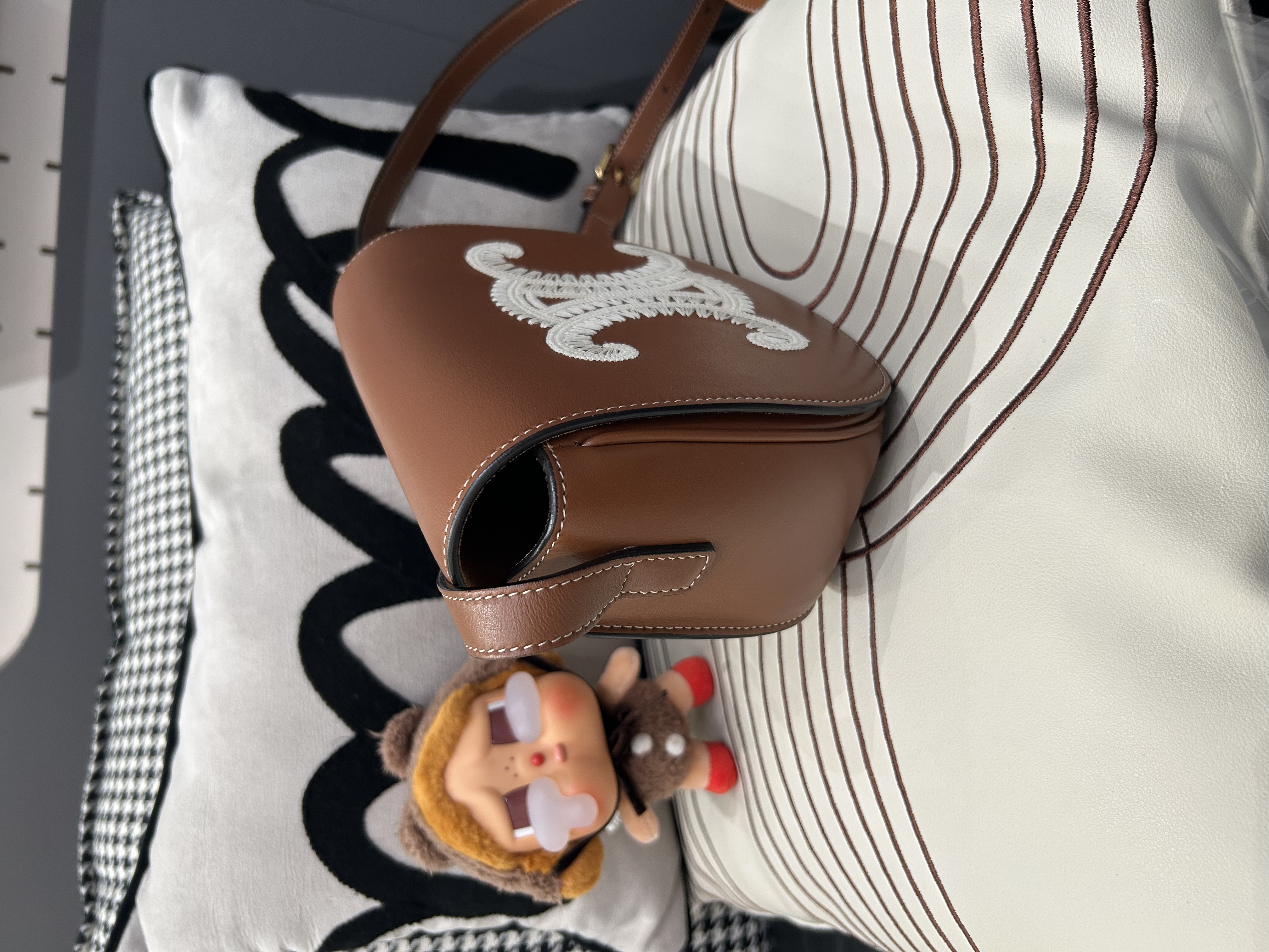 Celine Folco Cuir Triomphe光滑牛皮革馬鞍包，刺繡凱旋門 100%Authentic,98%new  ✅dust bag ✅booklet   