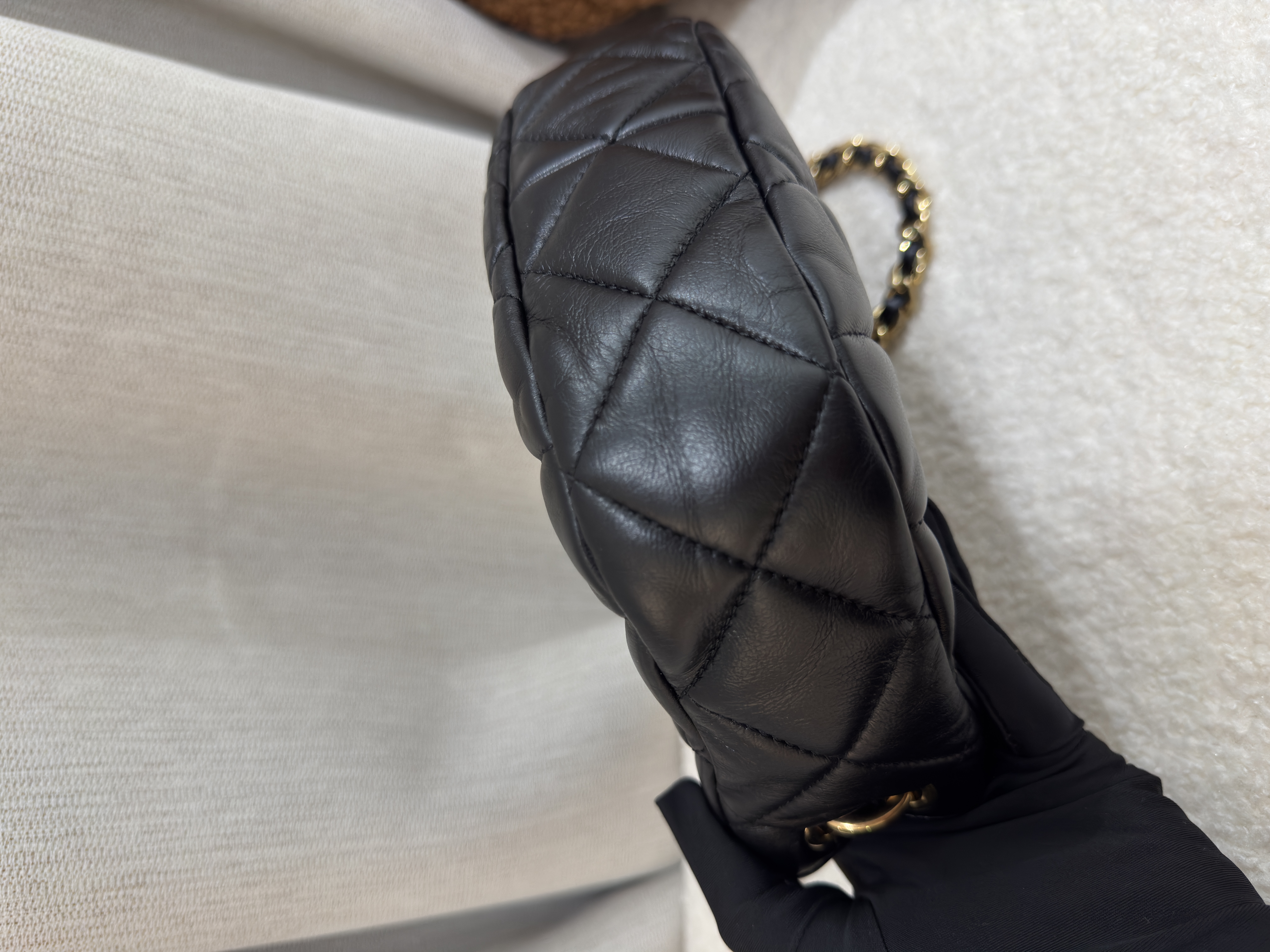 Pre-Owned CHANEL 22B Small Hobo Bag / Product Code : 26021607