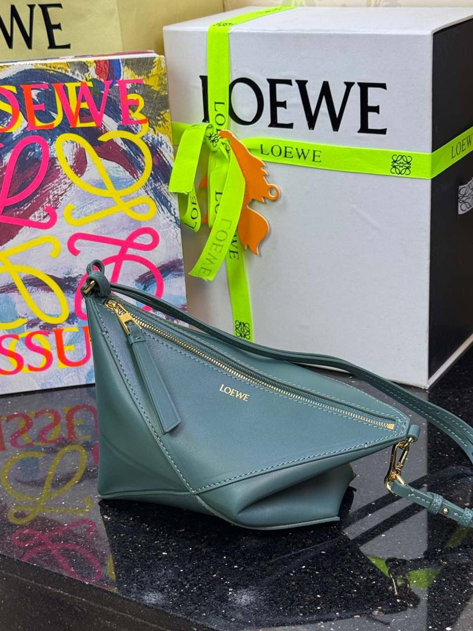 ♥️𝙋𝙪𝙯𝙯𝙡𝙚 𝙁𝙤𝒍𝒆 ——【香根草绿】 尺寸：𝟐𝟑-𝟔.𝟓-𝟏𝟓.𝟓𝐜𝐦 编码：522404 🎈经典几何为造型，以及柔软细腻的Napa牛皮，升级为可完全折叠的手拿包。 🎈自带一根🉑拆卸🉑调节的肩带，一包多背，多样化风格，秀场大放异彩😃日常实用性强👌 🎈配全套专柜礼盒🎁，给你满满的仪式感👀