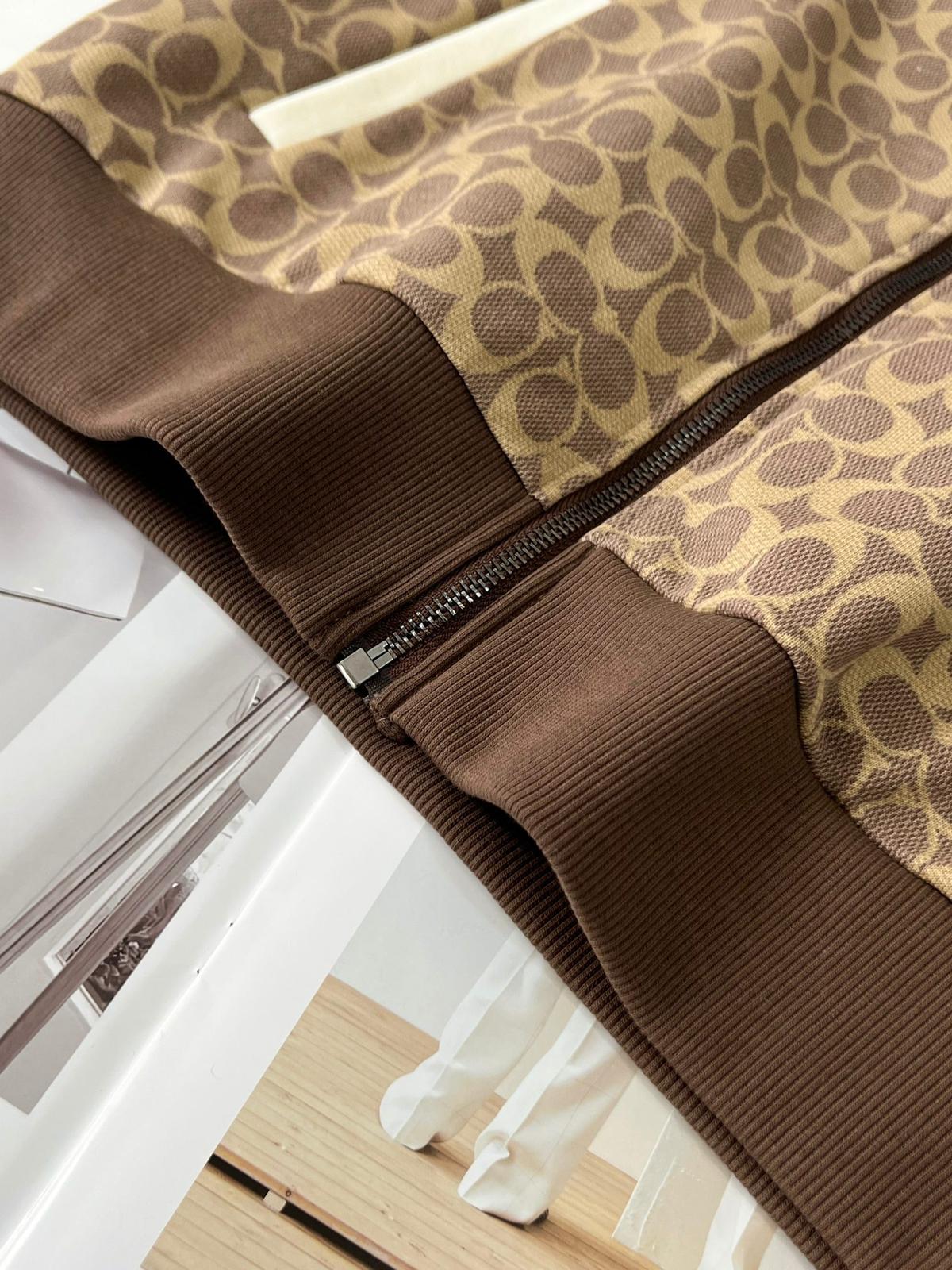 $280件。 C×oach 立領滿印拼接外套