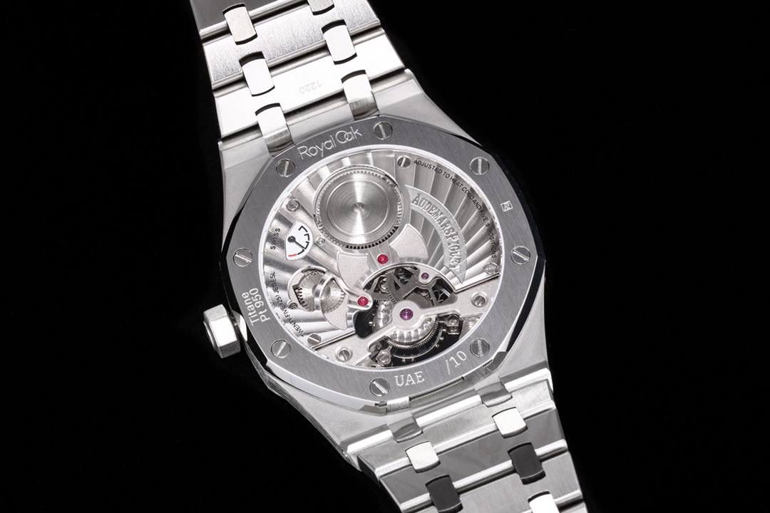 最新发布、爱彼陀飞轮蒂芙尼（蓝色）表盘。接受预定😍‼️ 独家订制Cal.2924机芯，动力储存68小时 爱彼依旧保留的八角形表圈、标志性的六角形螺丝以及经典表带，皇家橡树系列超薄陀飞轮腕表在经典的“Tapsisserie”格纹上进行再度创新，形成了新的格纹“Tapisserie Evolutive”。熟悉又陌生的表盘格纹装饰带来全新观感，成为这款腕表的点睛之笔。表壳直径为41毫米，厚度为11.2毫米，卓越不凡的陀飞轮，因此也得到广大表友的喜爱和关注。