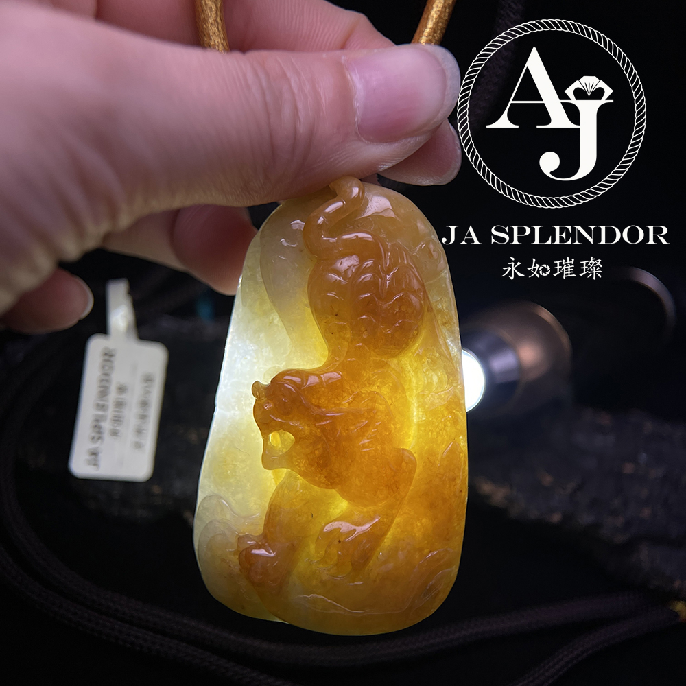 JNK-85 天然翡翠A玉 【虎】冰潤俏色巧雕鷄油黃下山虎/虎虎生威吊墜