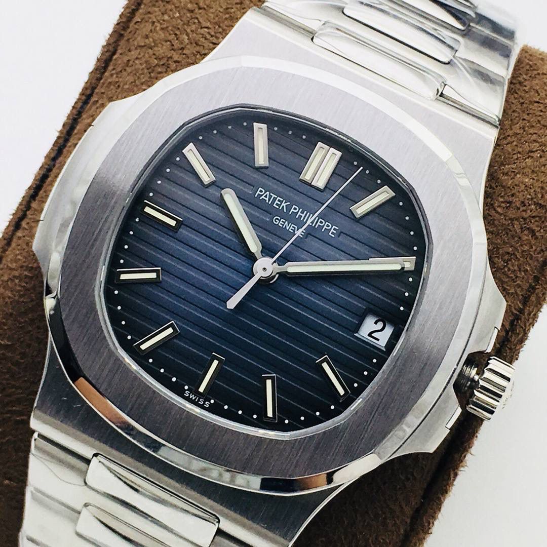 新力作 V4超级升级版 百达.翡丽鹦鹉螺重磅来袭！ 1：第一款真正意义上的超级鹦鹉螺，震撼来袭，全新修正的不锈钢表带，铰链部分根据真正的百达翡丽鹦鹉螺不锈钢表带拆解开发，和正品一致的贴合效果！ 2：逆袭之前所有副本，铰链开合角度和正品一致，锁毕声音和正品相同！ 3：重点指出此次V4版的面盘在采用与真品一致的覆荧光涂层金质立体时标，特别突出的“蓝魅”面无限接近原版！ 4：机芯方面是全新订制的修正版的一体芯Cal.324机芯，是目前唯一做到机芯的钢印与正品一样的雕刻工艺。