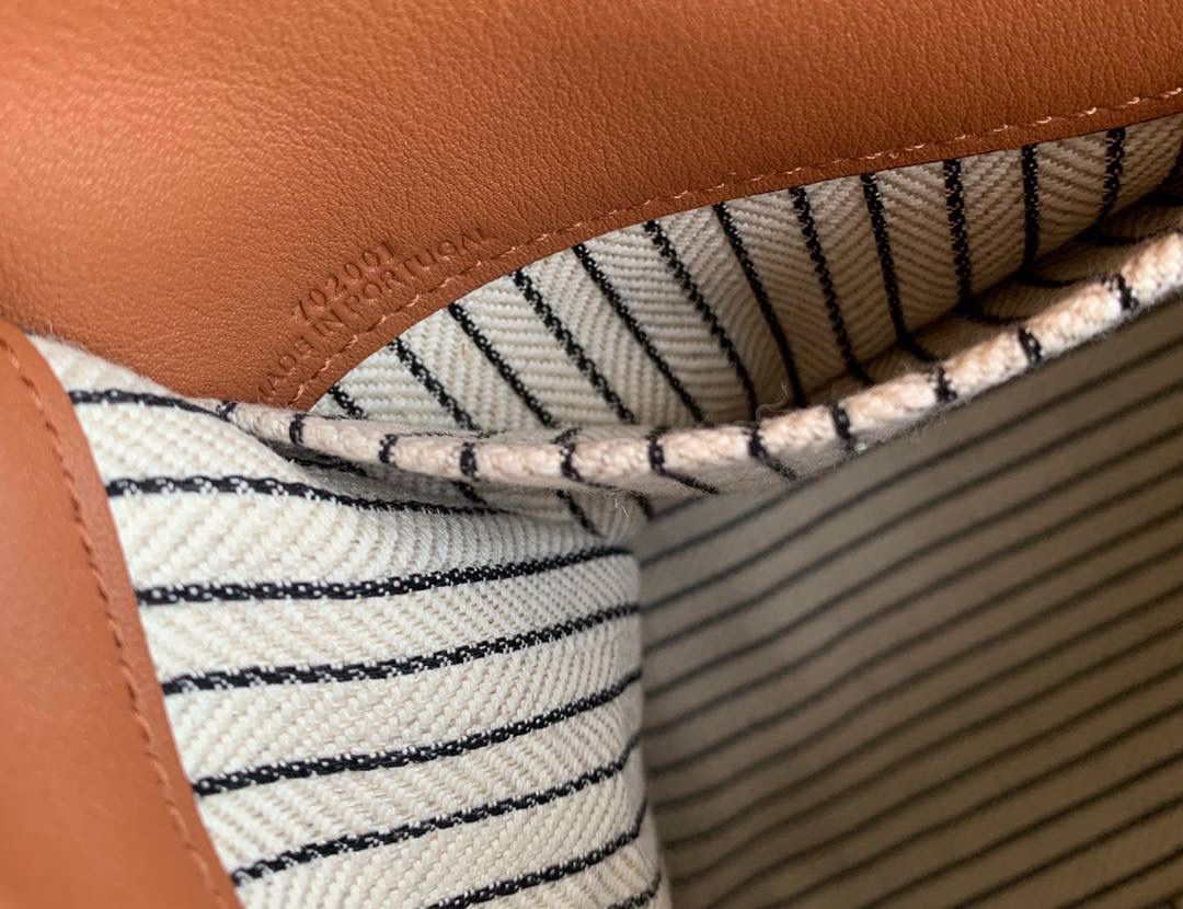 * 𝘊𝘶𝘴𝘩𝘪𝘰𝘯 𝘵𝘰𝘵𝘦 小号 尺寸:32-24-16cm 编码:702001小号布配棕 采用独家定制进口帆布拼进口小牛皮，搭配独家定制进口条纹内衬tote 购物袋 上班通勤款💯分，属于仙女们闭眼就可以入的款✌✌