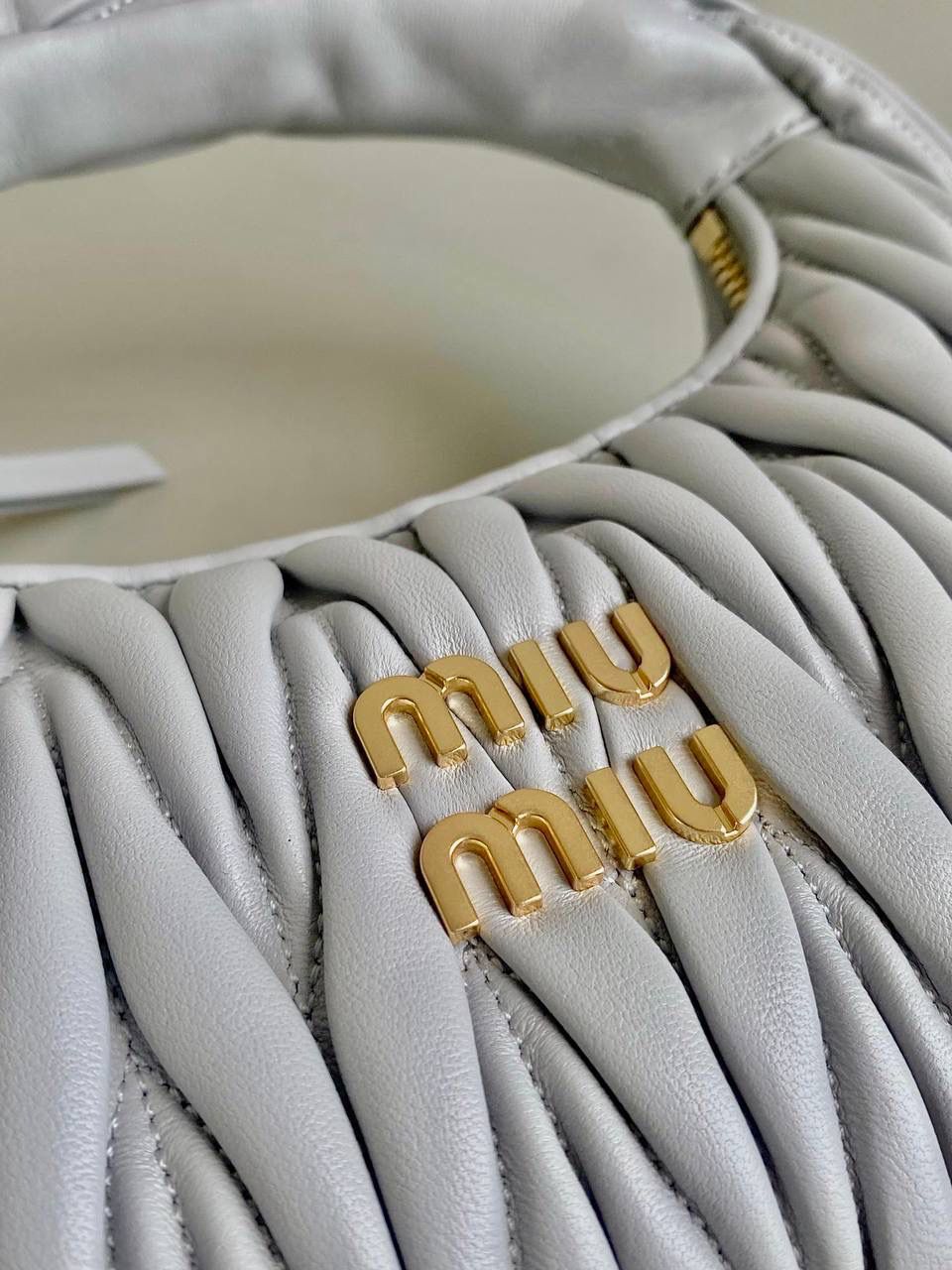 🈶矢车菊蓝小号 𝗠𝗶𝘂𝗠𝗶𝘂 𝗪𝗮𝗻𝗱𝗲𝗿 𝗛𝗼𝗯𝗼褶皱腋下 火爆全网都不用多说，人手一只的程度 我们用的是进口小羊皮！非国产皮料 肉眼可见的细腻，软软糯糯触感非常好！ 他家经典独特的褶皱工艺，是要有一定厚度 底料太薄了都做不出它的饱满和弹性 更不是市场通货干瘪瘪的褶皱，实在太假 我们新合作的老师傅在这细节上扣的很认真 一缕一折都有zp的神韵，且做到对版！！ 追求高品质的来 17×20×6cm，#F0013m