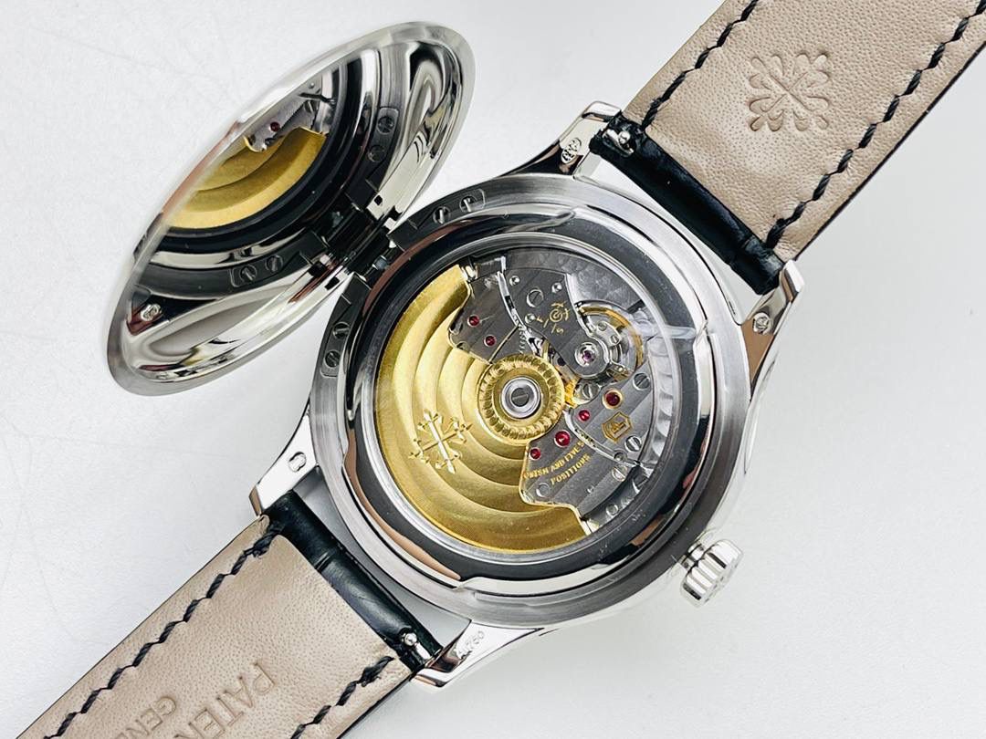 2021心诚所致，震撼推出精细美学代表之作——百达.翡丽古典表系列——5296V3版！【细节升级如下】腕表尺寸38mmX9mm 薄而有质！🤩😍 1⃣️完善表壳细节，提升打磨质量，独家还原出正品的完美比例和特有质感。 2⃣️刻度，指针采用最新的贵金属电镀技术加持，效果更佳出彩！ 3⃣️“锅盖型”微凸蓝宝表镜，版型与正品一致，效果通透，辨时清晰。 4⃣️【引领一体机时代】采用定制版Cal.324一体机——更薄，更稳，更像。 【表带】经典意大利小牛皮表带，纹路清晰，质感上乘。针式表扣打磨齐整光亮，通用原装无压力。