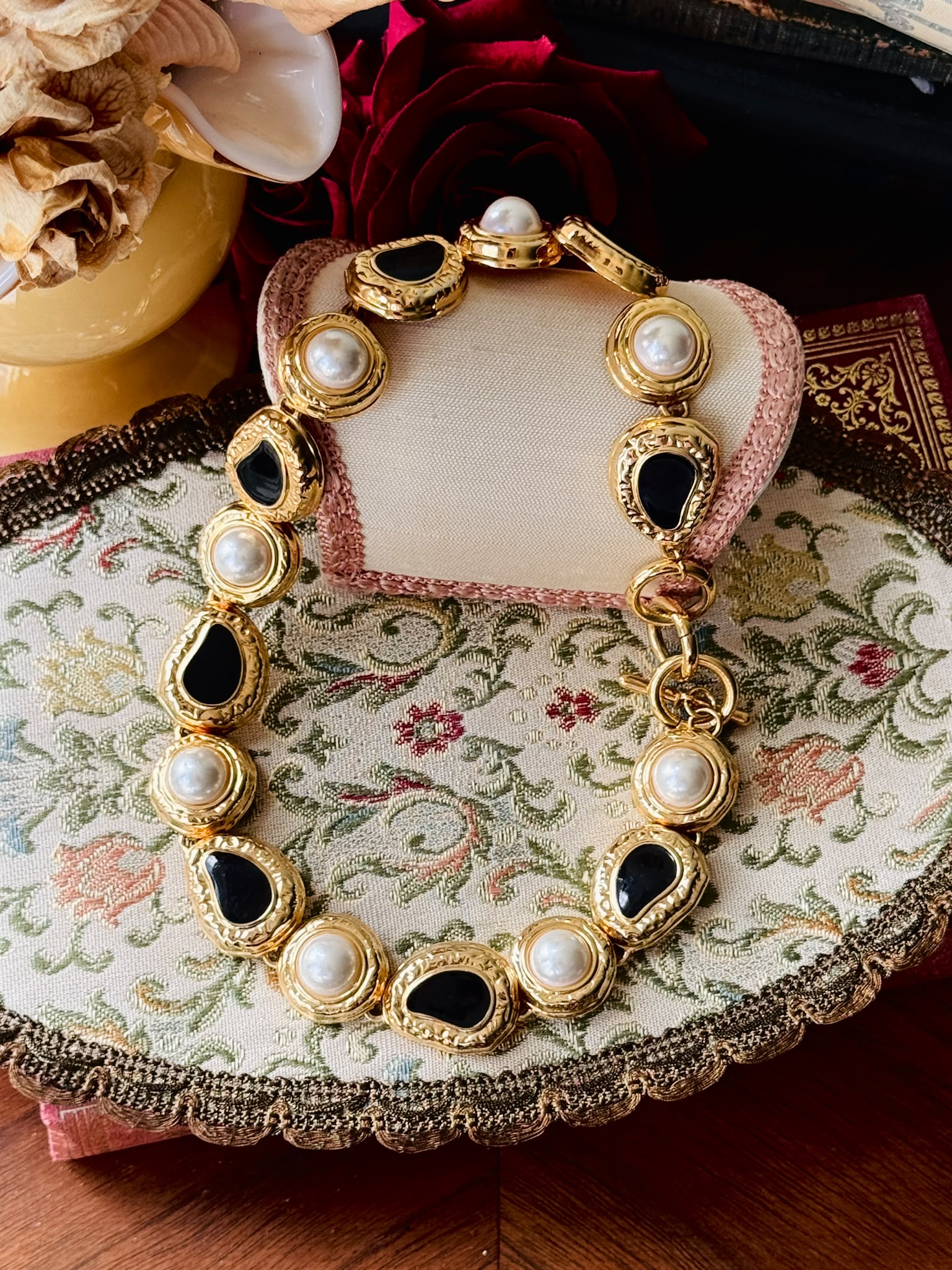 Vintage 1980s Black Pearl Medallion Necklace (MT2637)