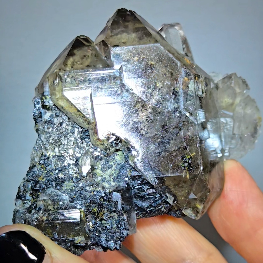 Golden starburst rutiles in quartz on black hematite - RT1444