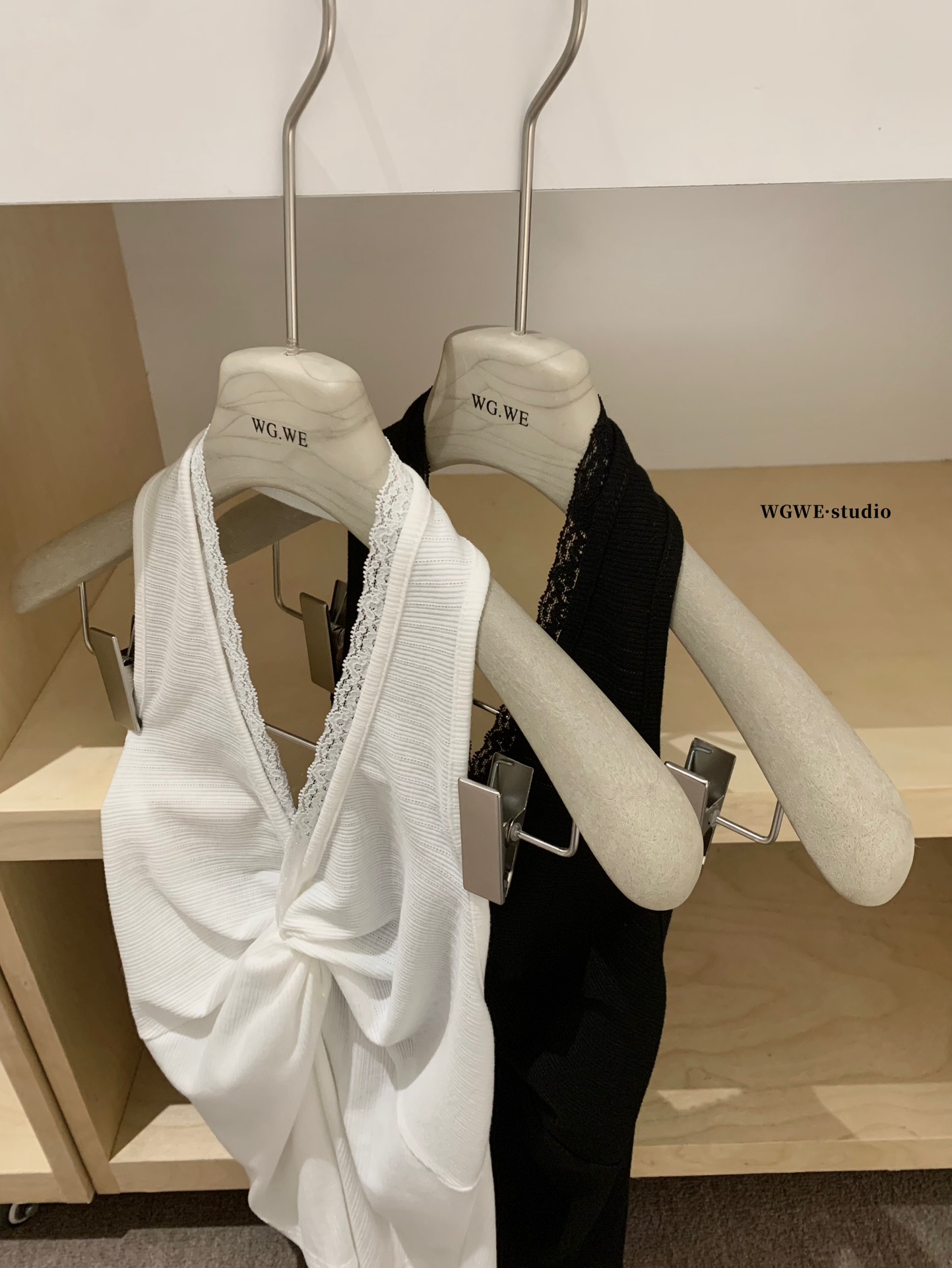 4604“ French Lace Halter Top”法式蕾丝扭结挂脖