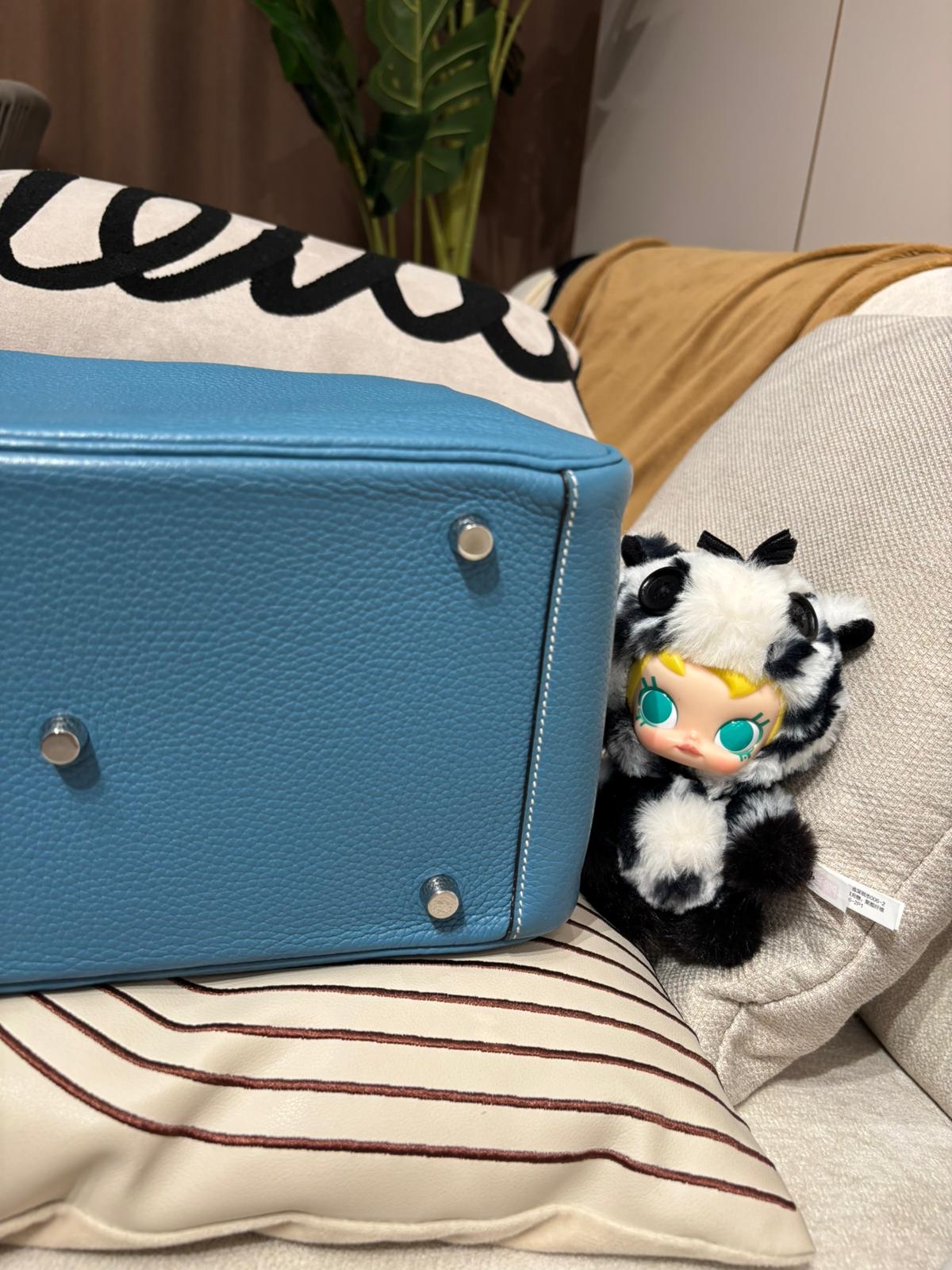 Hermes Lindy 30,BLUE JEAN 牛仔藍 Stamp T 100%Authentic ,98%new  ✅dust bag✅rain coat✅box 