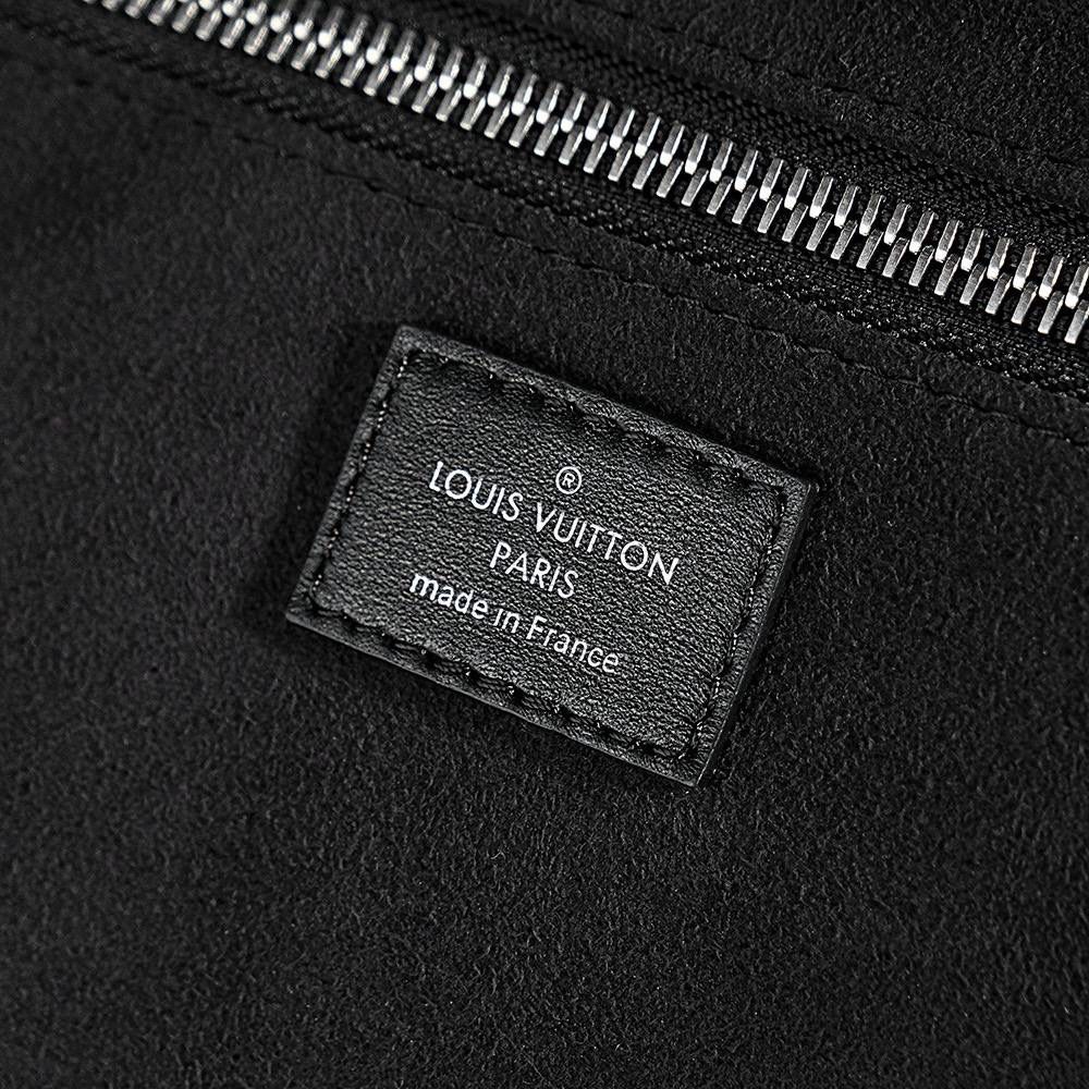 𝐂𝐀𝐑𝐑𝐘𝐀𝐋𝐋 𝐃𝐀𝐑𝐊中号👜✨ ↘爆款𝐶𝑎𝑟𝑟𝑦𝑎𝑙𝑙 𝐷𝑎𝑟𝑘黑武士，强烈推荐闭眼入！ 羊皮面料搭配着老花肩带点缀，简直又是新宠大爆款， 慵懒随性感轻松拿捏🤏🏻 上市后一直处于一个断货王的存在！ 五金材质：电镀纯钢五金 皮料材质：法国进口小羊皮 尺寸详情：𝟑𝟗*𝟑𝟎*𝟏𝟓cm