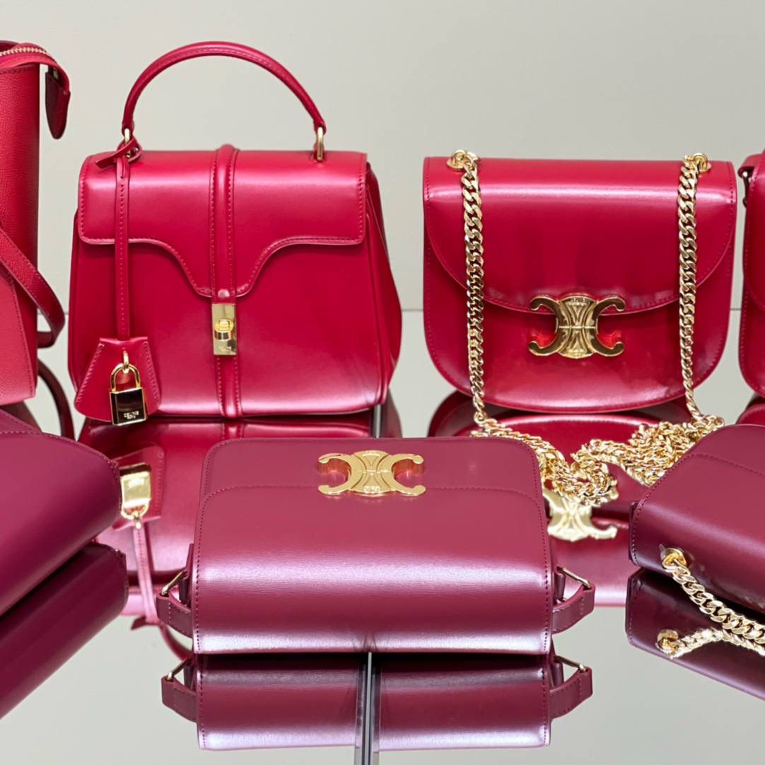 𝗖𝗘𝗟𝗜𝗡𝗘新年开运红包来袭❗️ 圣诞节新年就快到了，哪种颜色在新年里喜庆且符合节日氛围呢❓那必定是招好运的红色单品啦～高级红，浪漫且热烈，爱穿素色或者想要结婚、本命年的宝宝们绝对是首选！