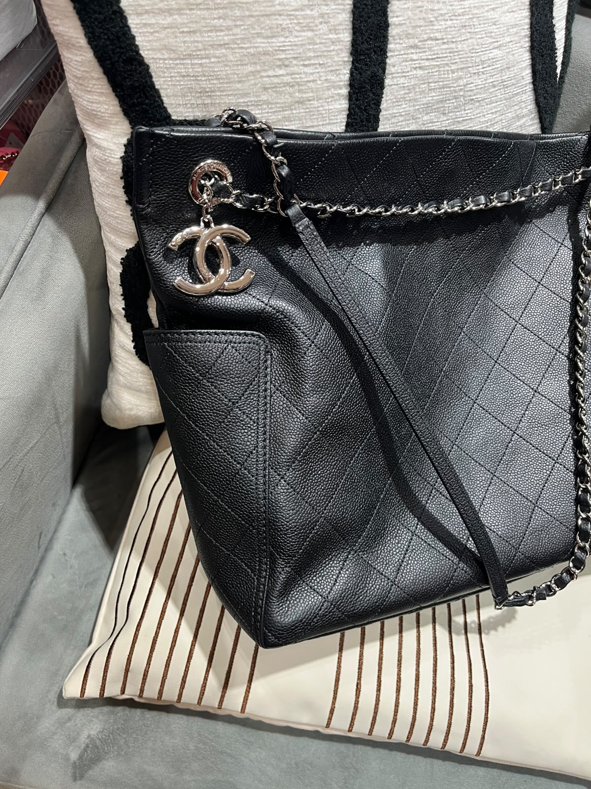 Chanel Shoulder Bag Calfskin 黑色魚子醬牛皮100%Authentic, 98%New ✅19 Card✅Dust bag